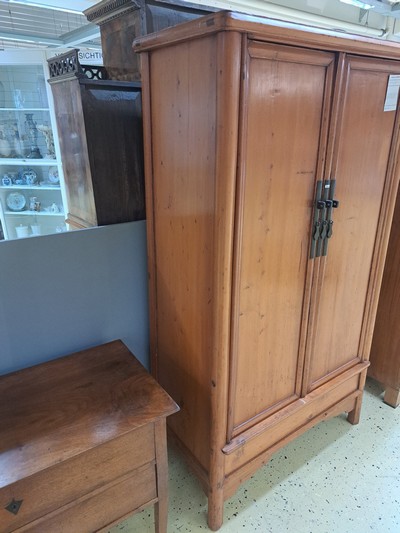 27059102i - Schrank, china, wohl 1.H.20.Jh., Holz massiv, zweitürig mit Riegelschloss, konische ...