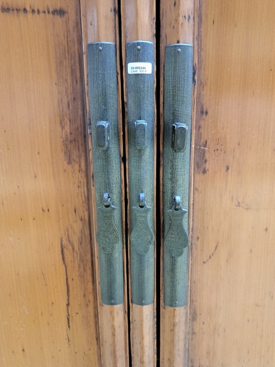 27059102j - Schrank, china, wohl 1.H.20.Jh., Holz massiv, zweitürig mit Riegelschloss, konische ...