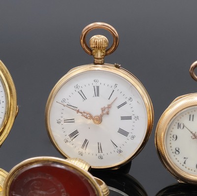 27059142c - 3 Damentaschenuhren in RG/GG 585/000 und 1 vergoldete Petschaft, Schweiz um 1840 - 1900, ...