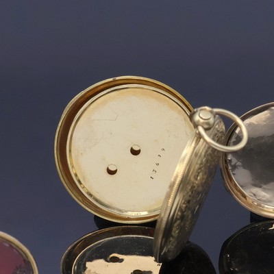 27059142h - 3 Damentaschenuhren in RG/GG 585/000 und 1 vergoldete Petschaft, Schweiz um 1840 - 1900, ...