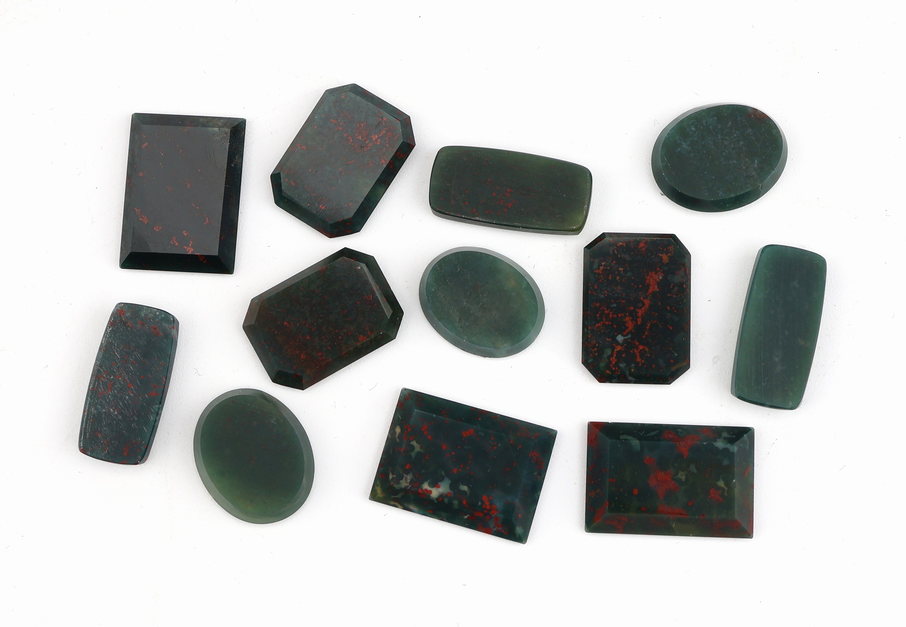 Detail a: Lot 12 lose Gravurplatten zus. 37.80 ct, in versch. Formen und Größen, u.a. Malachit- Jaspis