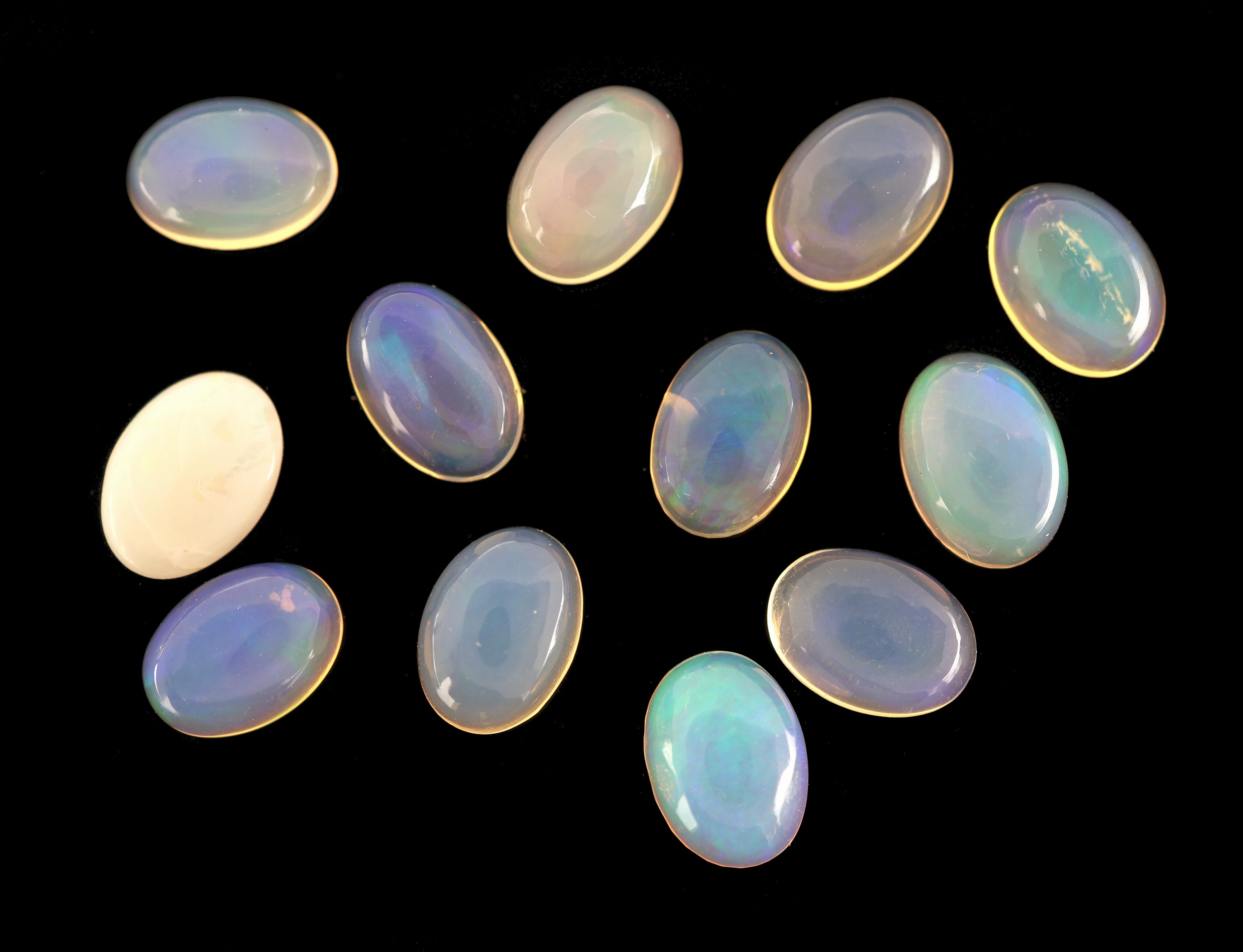 Detail a: Lot 12 lose ovale Opalcabochons zus. ca. 6.00 ct, in versch. Größen und Farbnuancen
