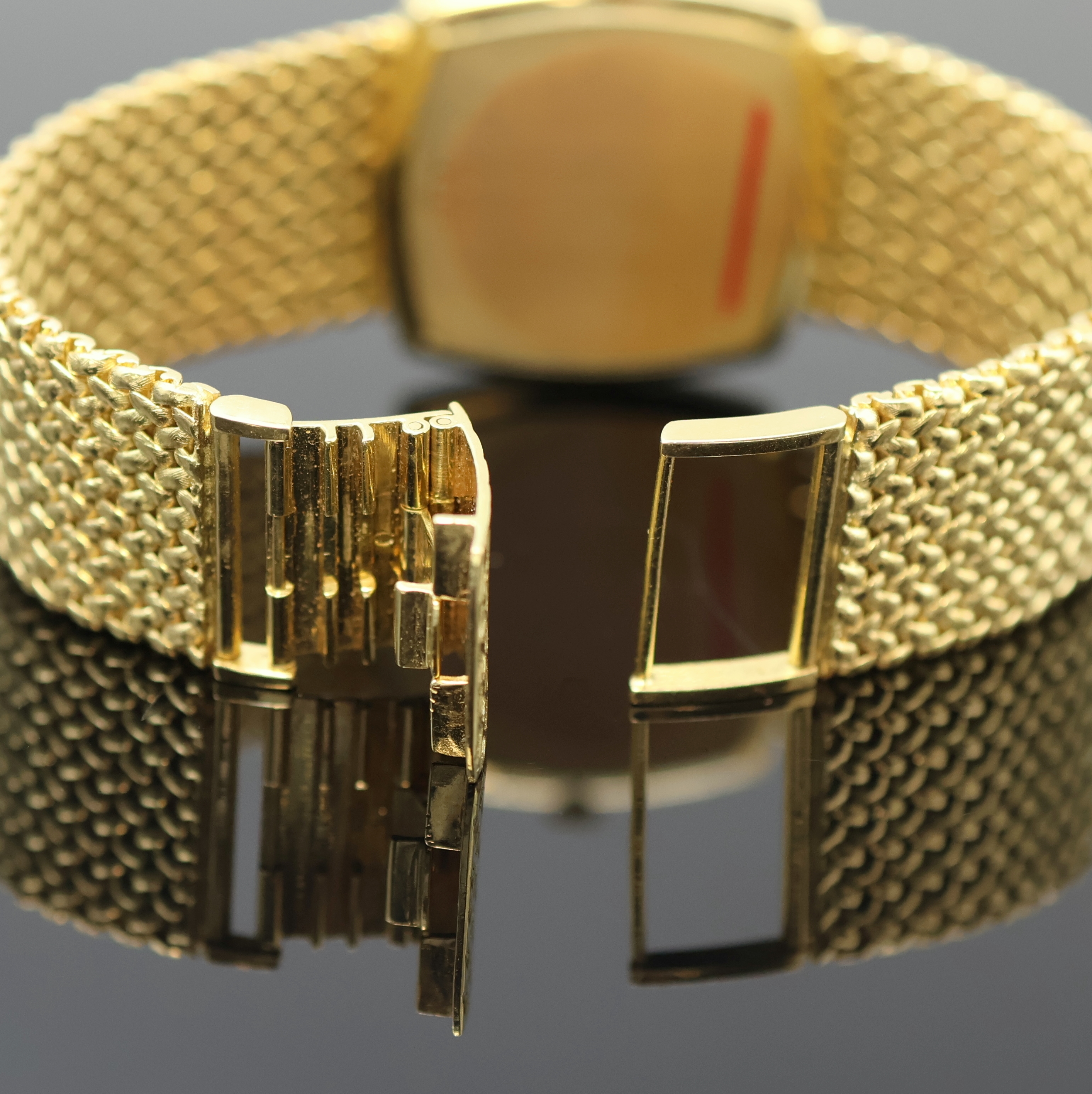 Detail e: CHOPARD Armbanduhr in GG 750/000, Schweiz um 1975, Automatik, orig. Goldband, Boden aufgedr., Lapislazuli-Zifferbl. besch., gold. Zeiger, verg. Werk ...