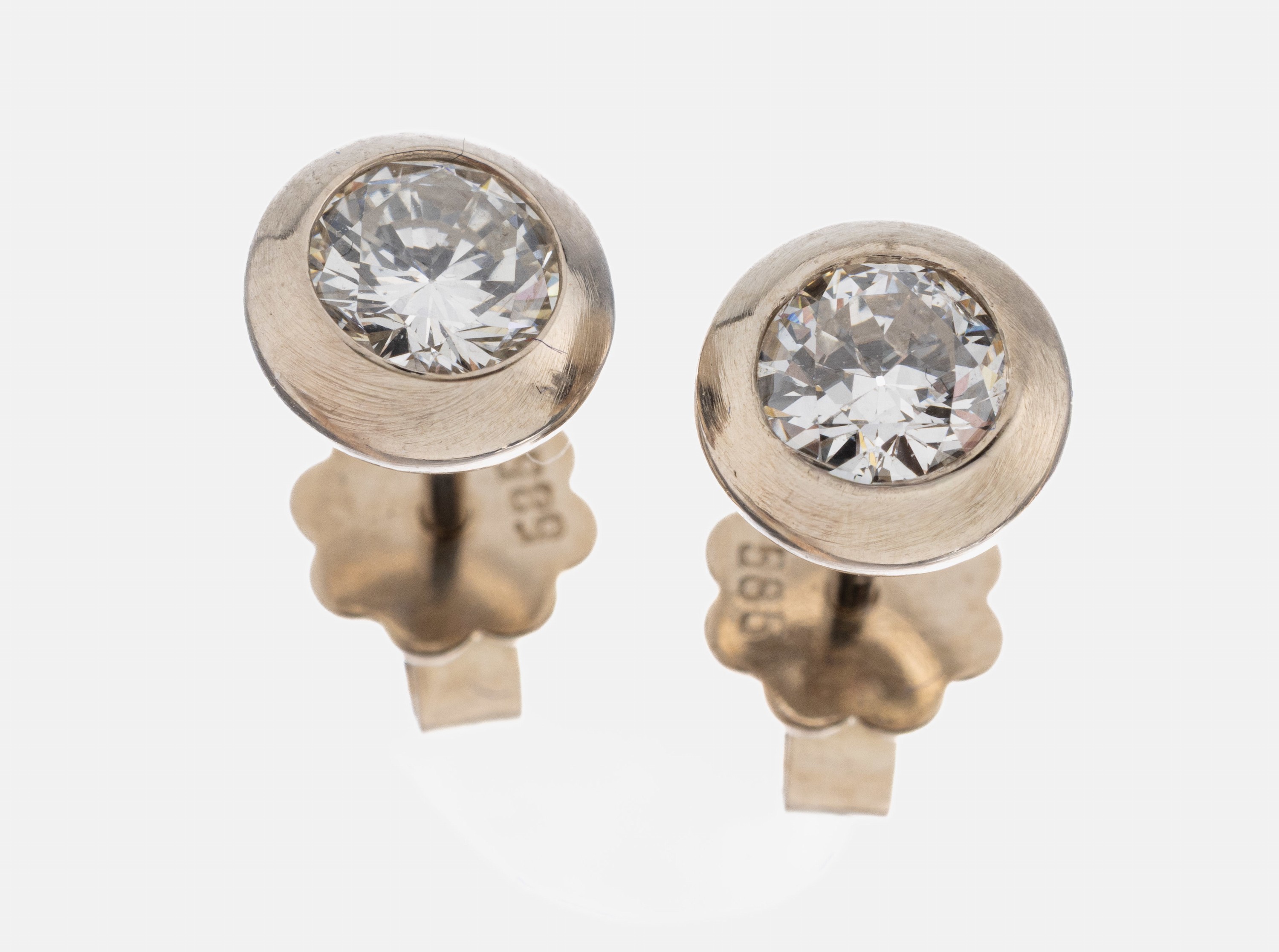 Image 27059216 - Paar 14 kt Gold Diamant-Ohrstecker, WG 585/000, 1 Brillant und 1 Altschliffdiamant zus. ...