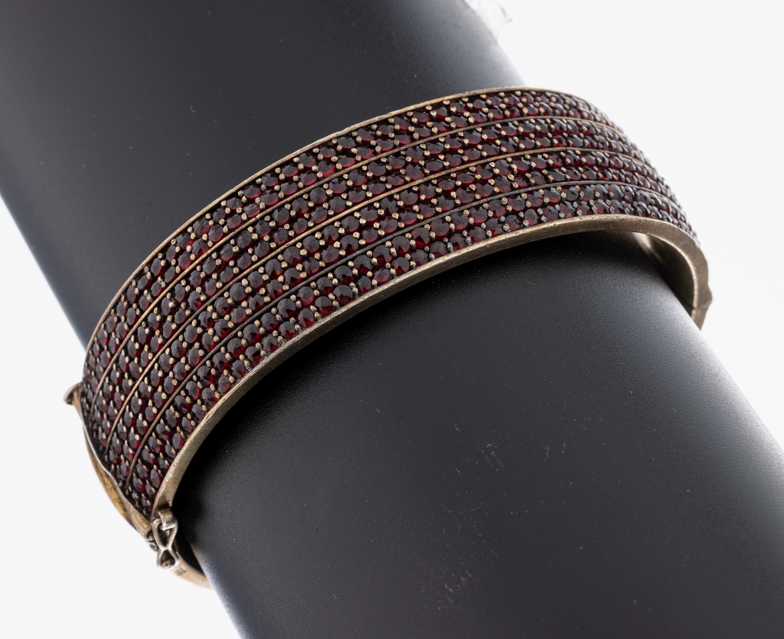 Image 27059219 - Granat-Armreif, um 1920-30, 835er Silber verg., B. ca. 2 cm, rundfacett. Granate, D. ...