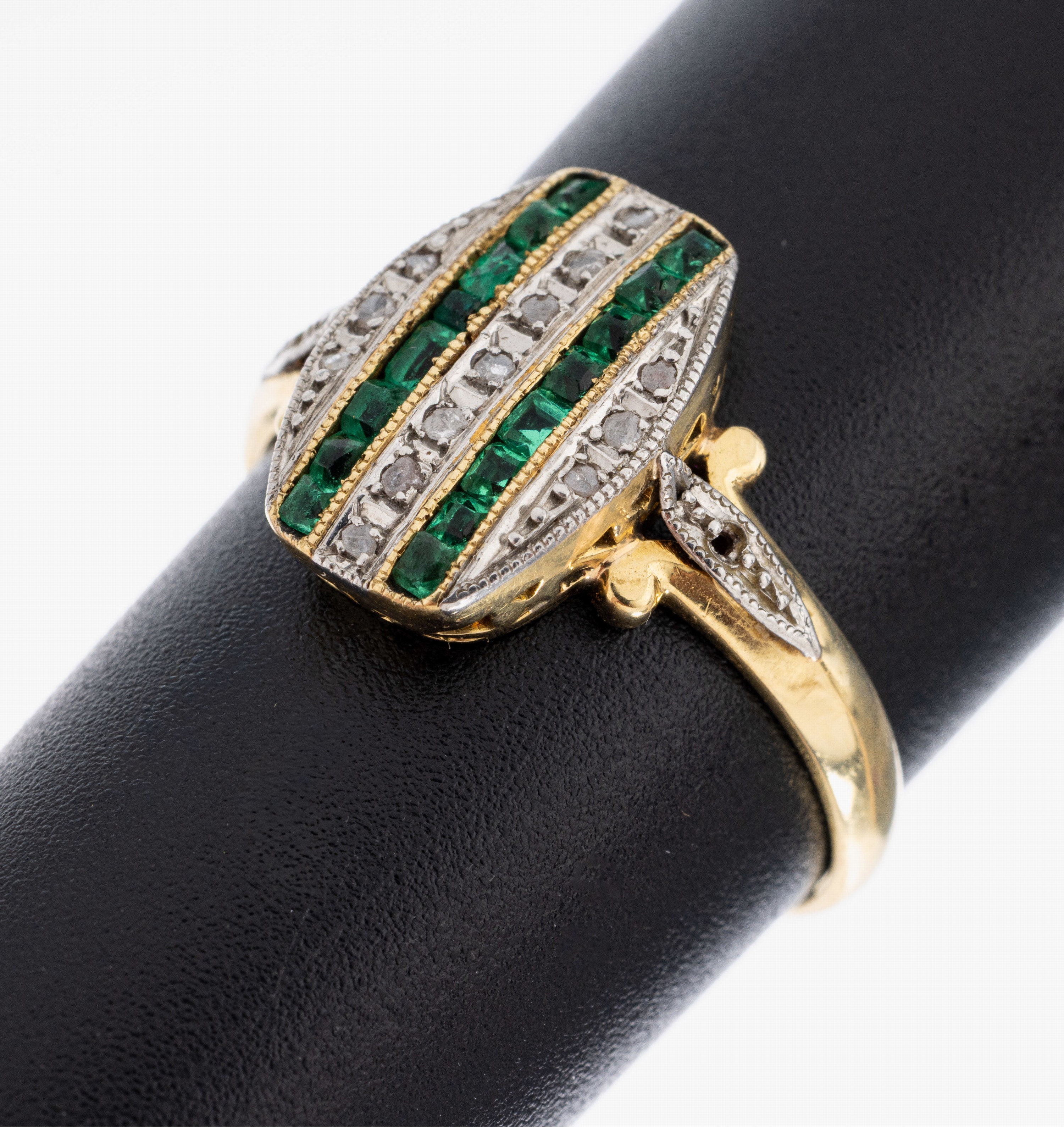 18 kt Gold Art Deco Smaragd-Diamant-Ring, um 1925-30, GG 750/000 gepr., Ringkopf schauseitig Platin, 16 Smaragd-Carrees zus. ca. 0.25 ct, Facetten ...
