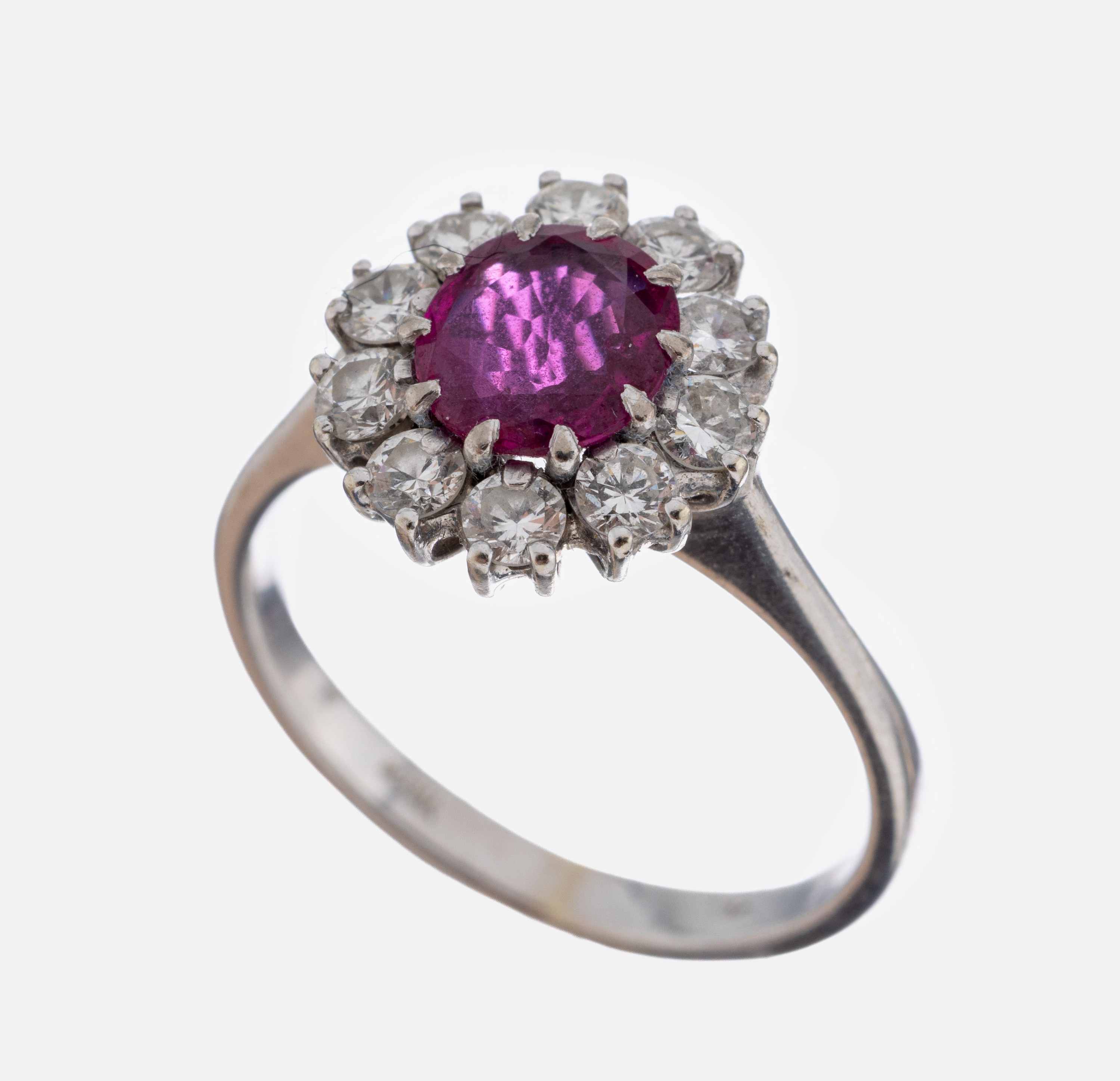 Image 27059227 - 14 kt Gold Rubin-Brillant-Ring, WG 585/000,mittig ovalfacett. Rubin ca. 1.20 ct, 10 ...