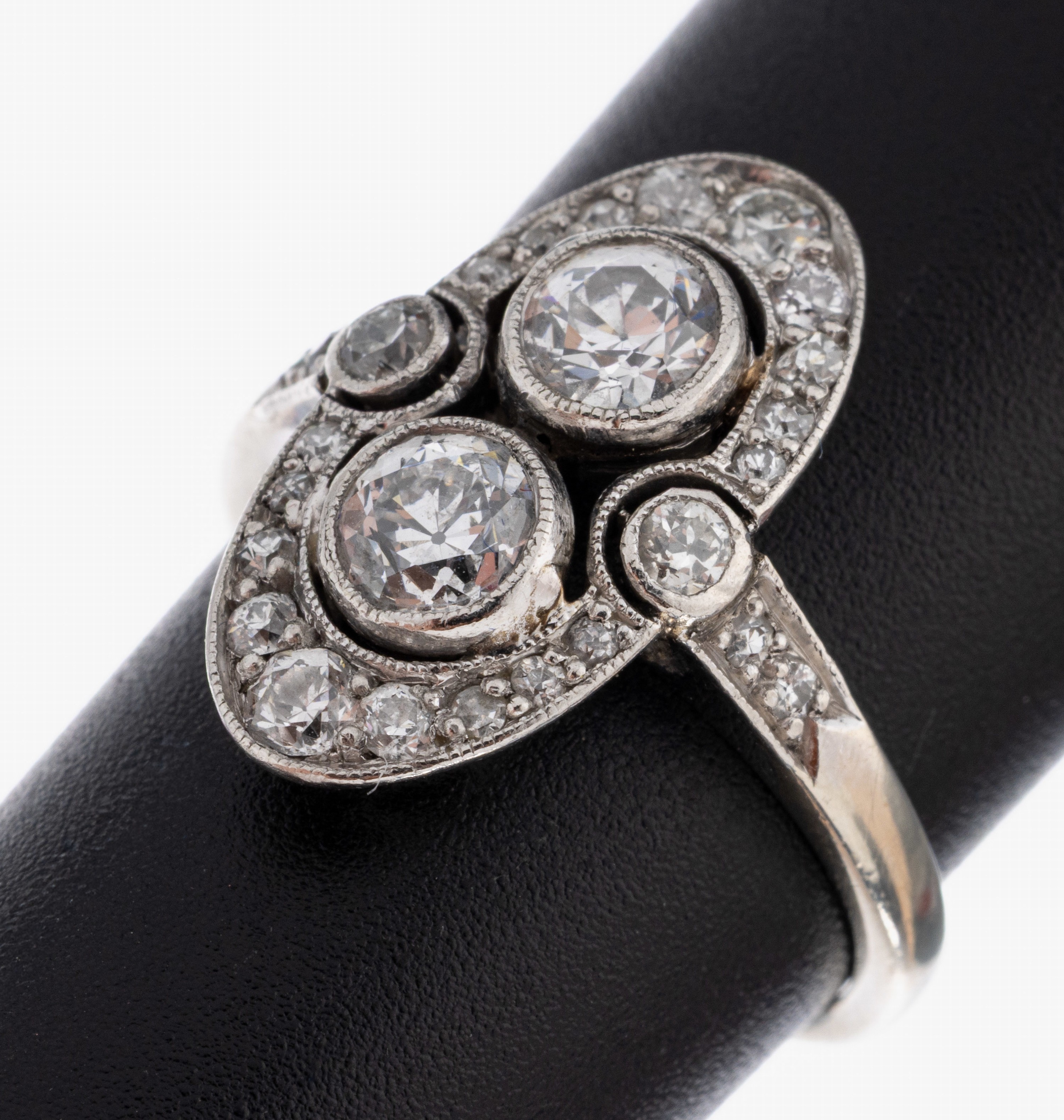 Image 27059233 - 14 kt Gold Art Deco Diamant-Ring, um 1930, WG 585/000, mittig 2 Altschliffdiamanten ...