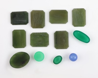 27059203a - Lot 12 lose Achate zus. 78.9 ct, in versch. Formen und Farben, überwiegend Grün ...