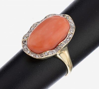 Image 14 kt Gold Korallen-Diamant-Ring, GG 585/000, mittig ovaler Korallencabochon, wellige ...
