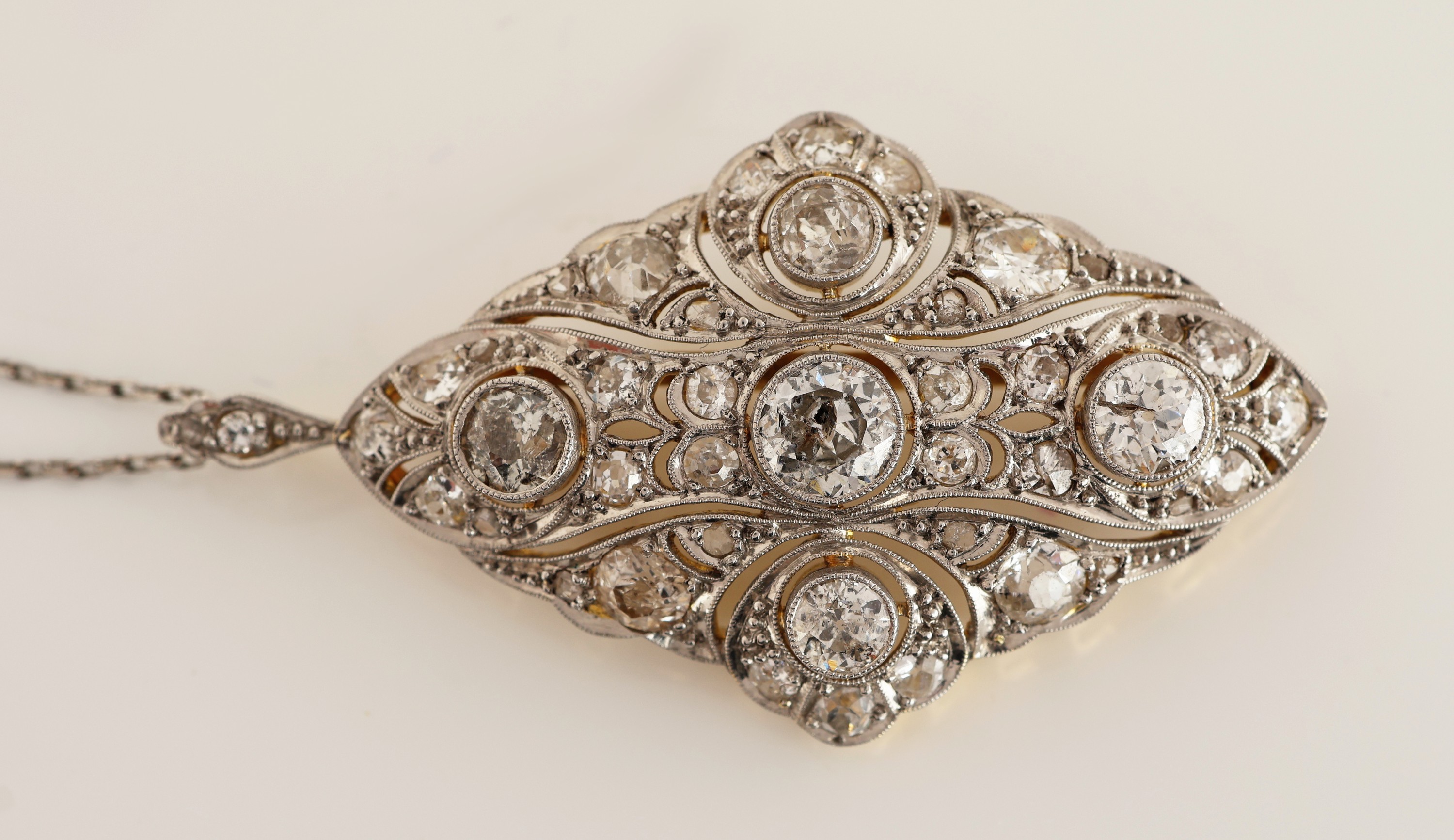 Detail a: 14 kt Gold Art Deco Diamant-Brosche, um 1920, GG 585/000 gepr., schauseitig Platin, qualitätvolle Verarbeitung, durchbrochen gearbeitet, 41 ...