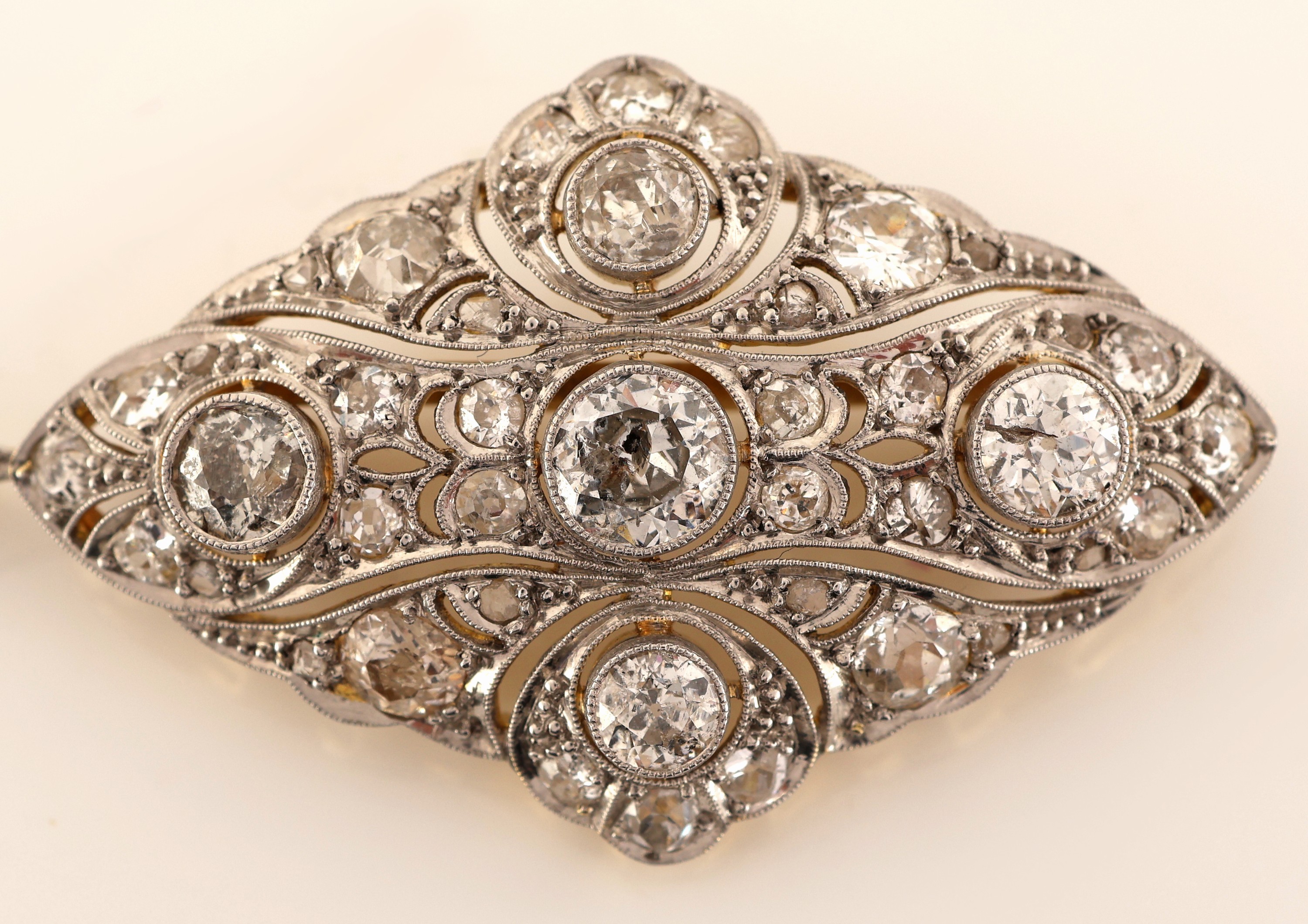 Detail b: 14 kt Gold Art Deco Diamant-Brosche, um 1920, GG 585/000 gepr., schauseitig Platin, qualitätvolle Verarbeitung, durchbrochen gearbeitet, 41 ...