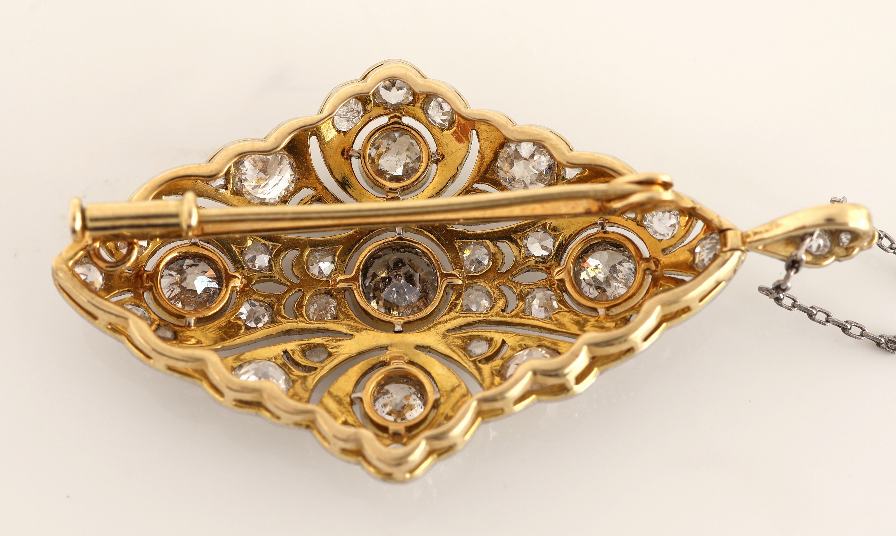 Detail c: 14 kt Gold Art Deco Diamant-Brosche, um 1920, GG 585/000 gepr., schauseitig Platin, qualitätvolle Verarbeitung, durchbrochen gearbeitet, 41 ...