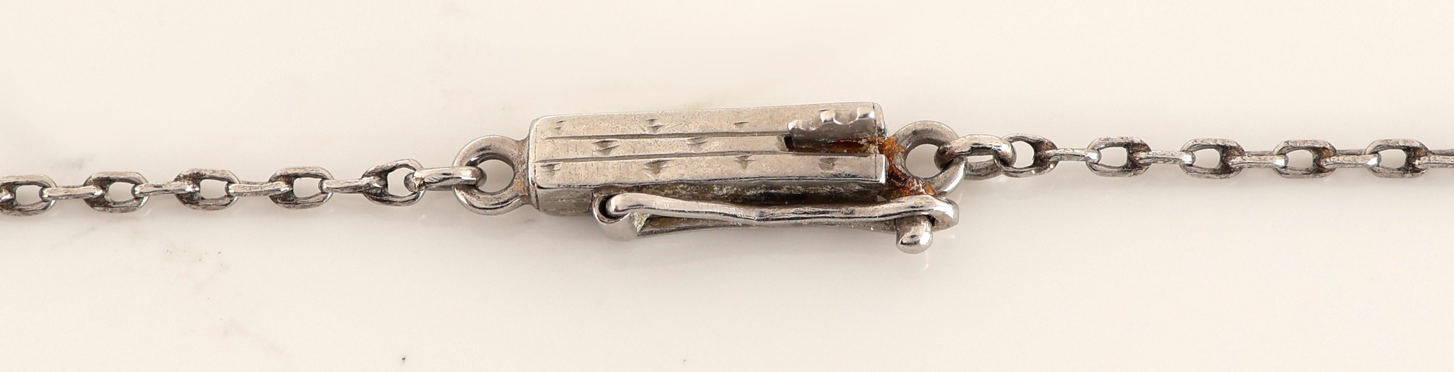Detail d: 14 kt Gold Art Deco Diamant-Brosche, um 1920, GG 585/000 gepr., schauseitig Platin, qualitätvolle Verarbeitung, durchbrochen gearbeitet, 41 ...