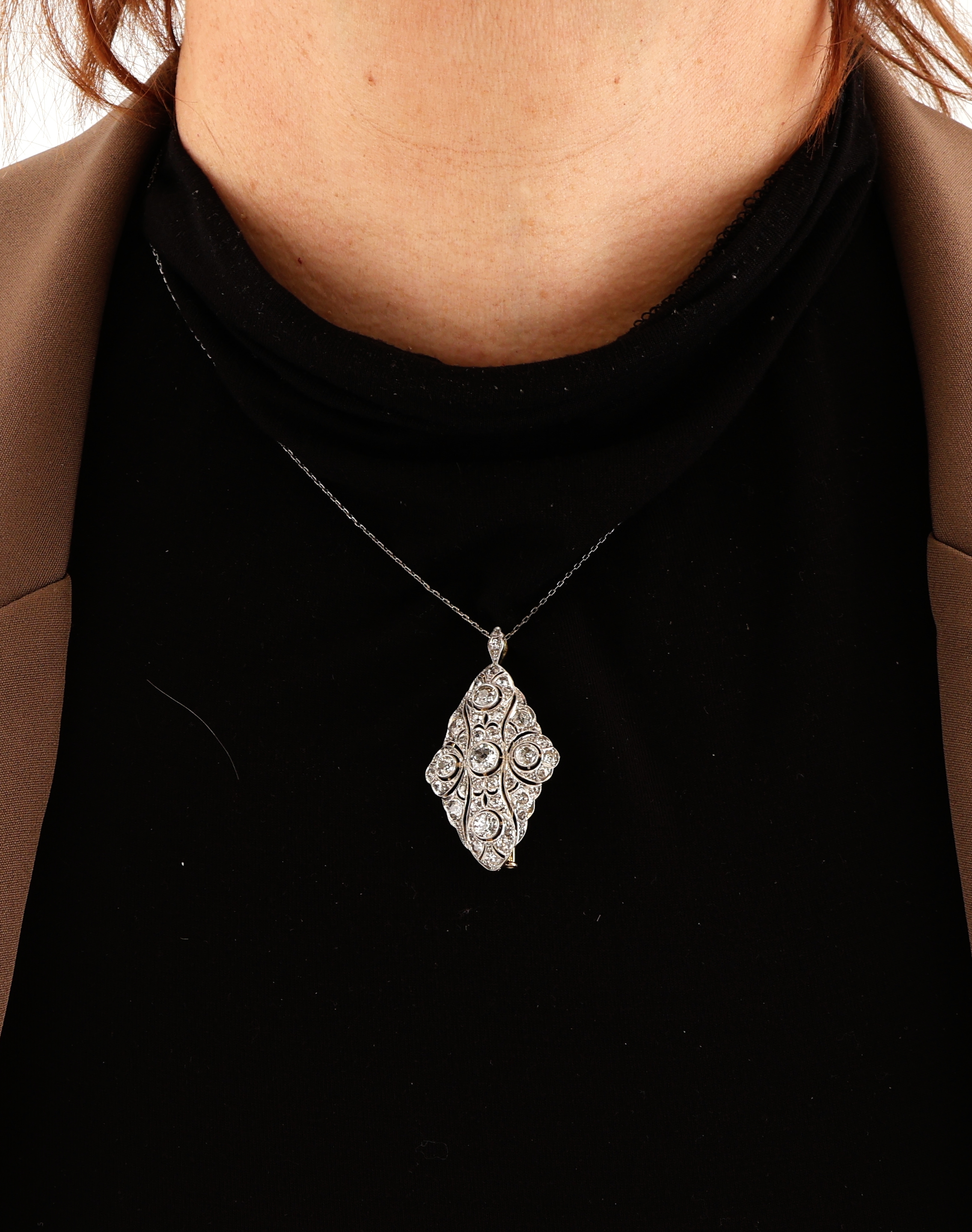 Detail e: 14 kt Gold Art Deco Diamant-Brosche, um 1920, GG 585/000 gepr., schauseitig Platin, qualitätvolle Verarbeitung, durchbrochen gearbeitet, 41 ...