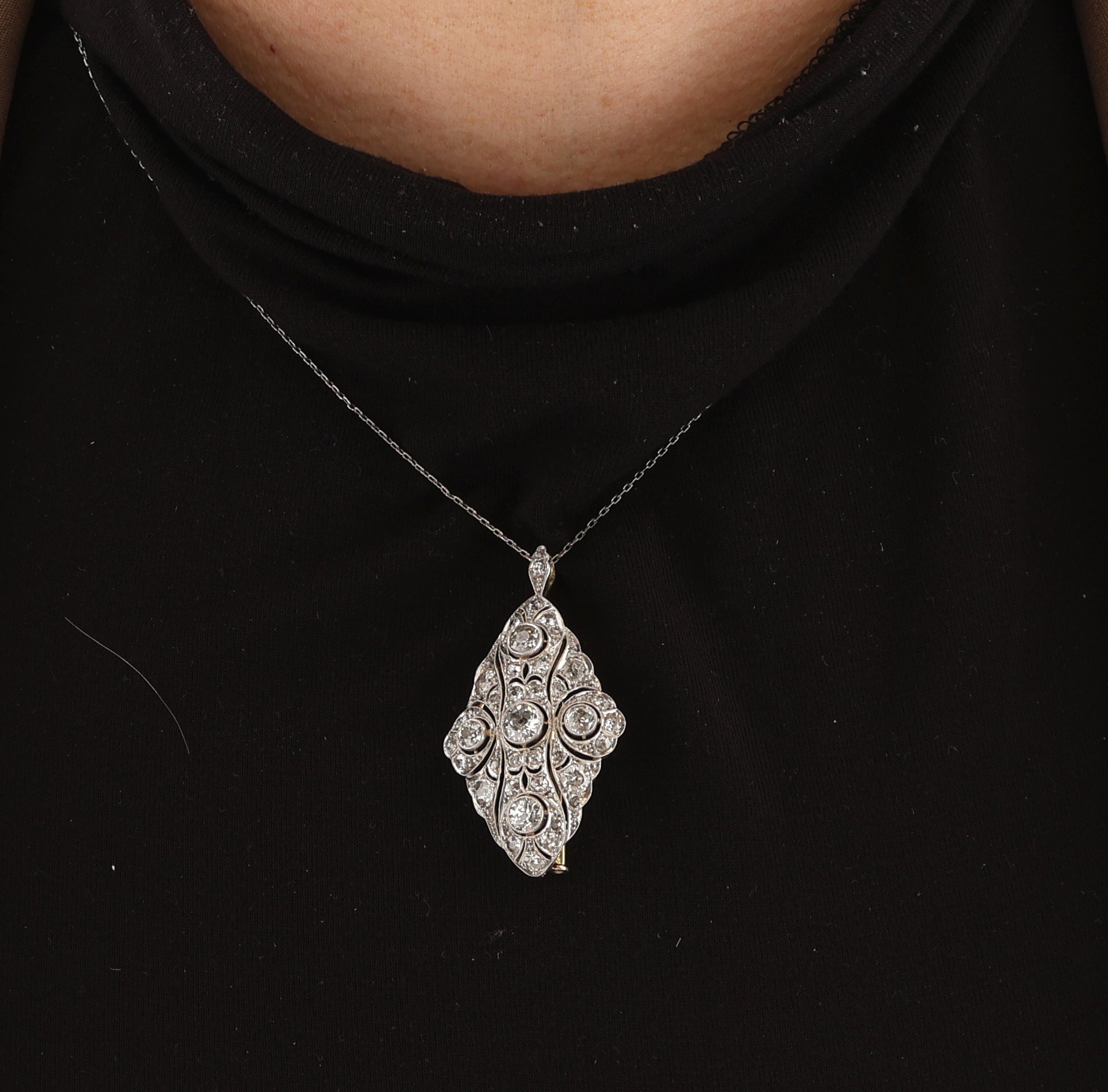 Detail f: 14 kt Gold Art Deco Diamant-Brosche, um 1920, GG 585/000 gepr., schauseitig Platin, qualitätvolle Verarbeitung, durchbrochen gearbeitet, 41 ...