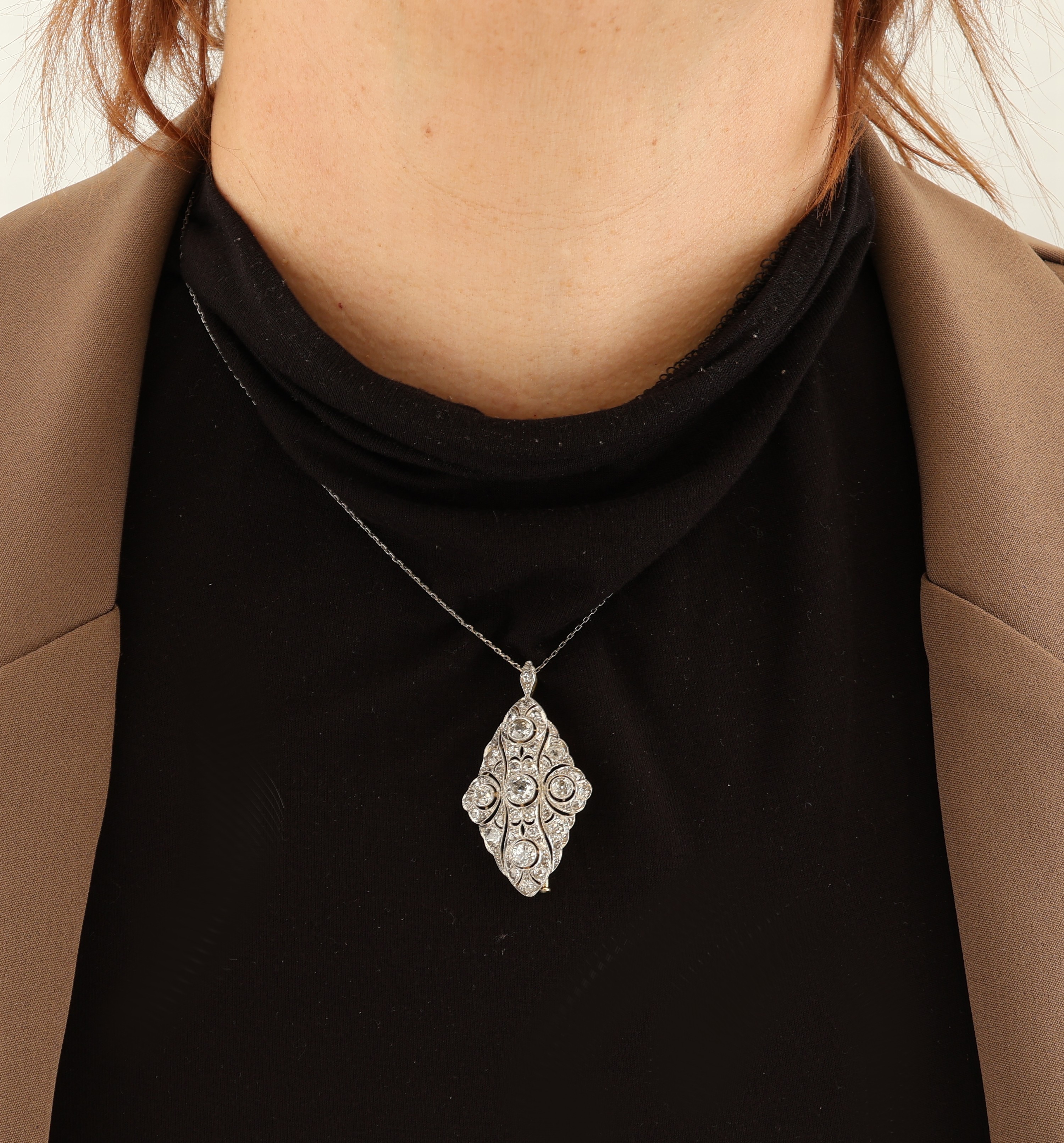 Detail g: 14 kt Gold Art Deco Diamant-Brosche, um 1920, GG 585/000 gepr., schauseitig Platin, qualitätvolle Verarbeitung, durchbrochen gearbeitet, 41 ...