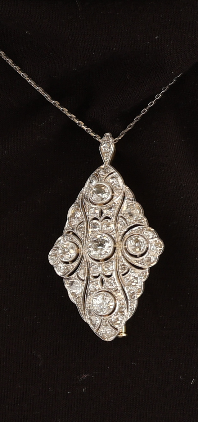 Detail h: 14 kt Gold Art Deco Diamant-Brosche, um 1920, GG 585/000 gepr., schauseitig Platin, qualitätvolle Verarbeitung, durchbrochen gearbeitet, 41 ...