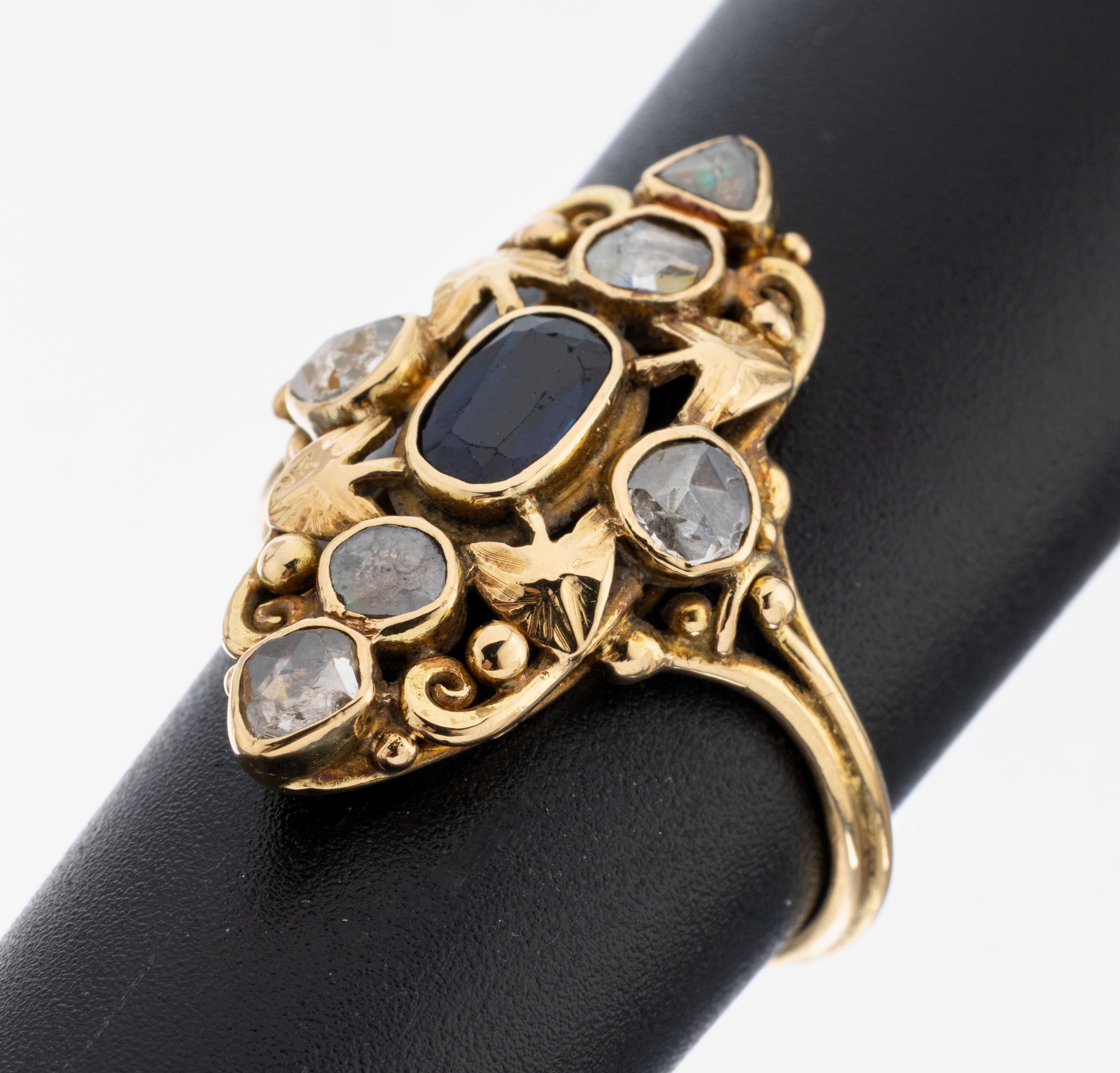 Image 27059337 - 18 kt Gold Saphir-Diamant-Ring, um 1880/90, GG 750/000 gepr., ovalfacett. Saphir ca. ...