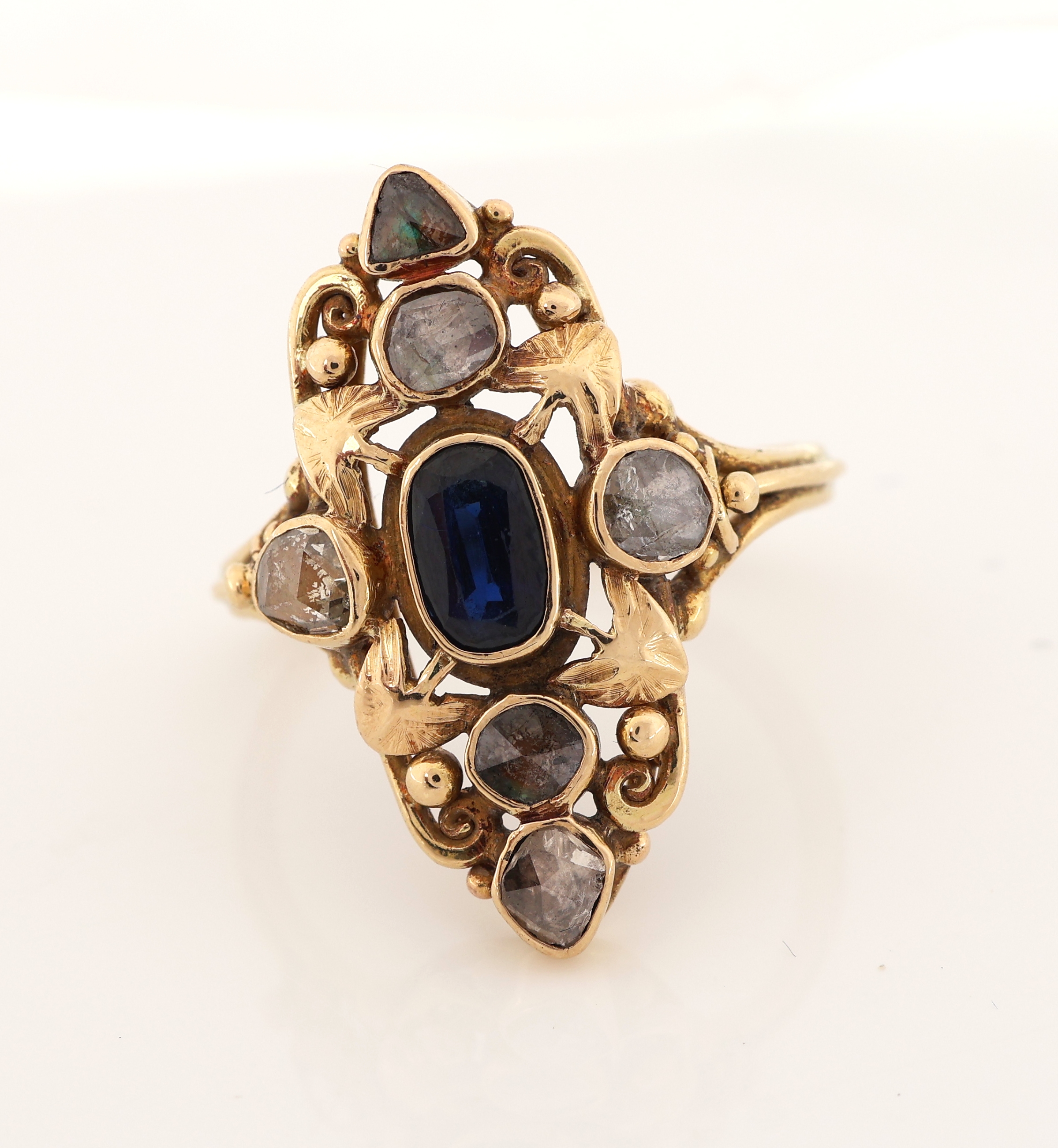 Detail b: 18 kt Gold Saphir-Diamant-Ring, um 1880/90, GG 750/000 gepr., ovalfacett. Saphir ca. 0.80 ct, 6 Diamantrosen zus. ca. 0.38 ct, zeittyp. verbödet, ...