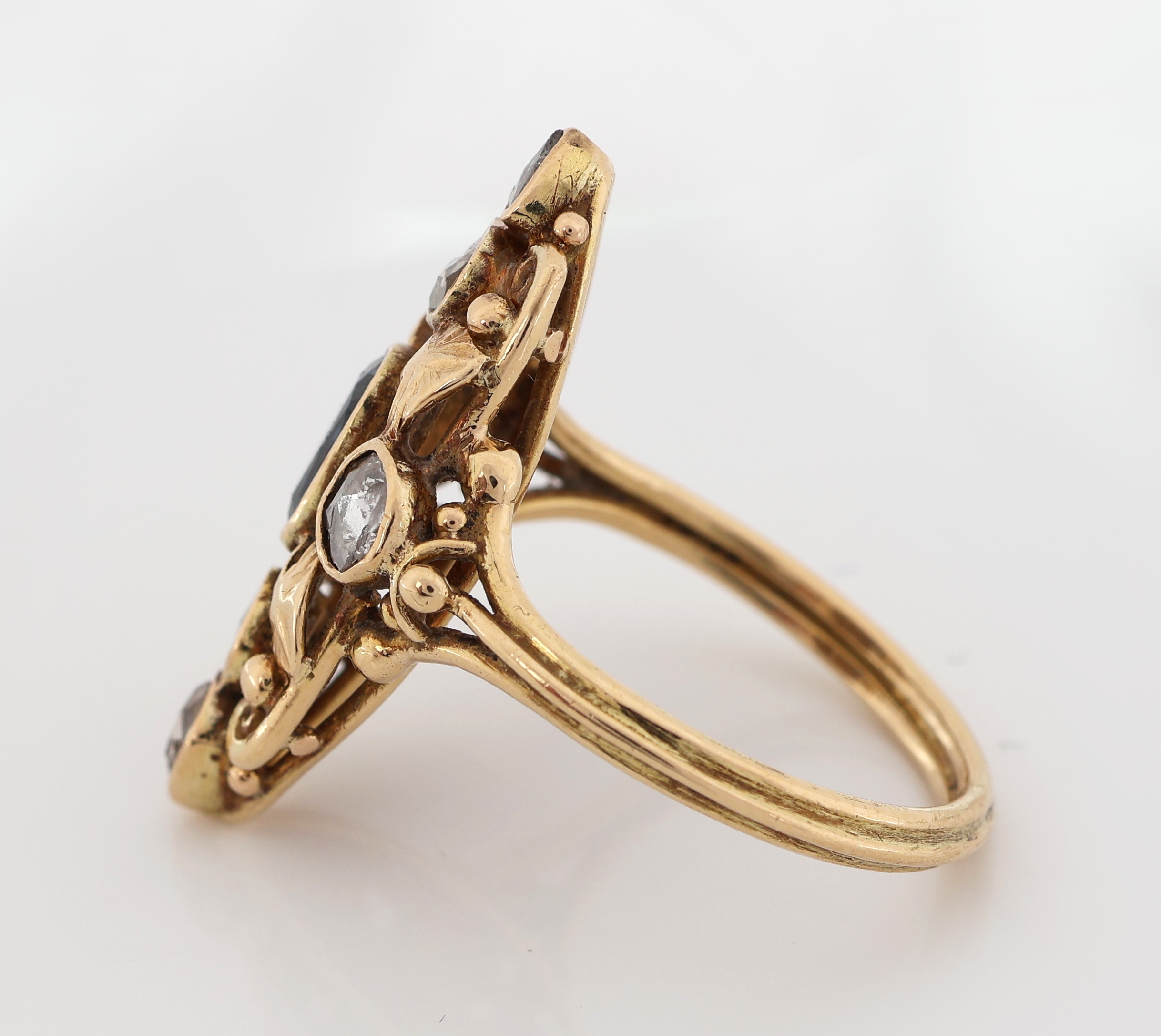 Detail c: 18 kt Gold Saphir-Diamant-Ring, um 1880/90, GG 750/000 gepr., ovalfacett. Saphir ca. 0.80 ct, 6 Diamantrosen zus. ca. 0.38 ct, zeittyp. verbödet, ...