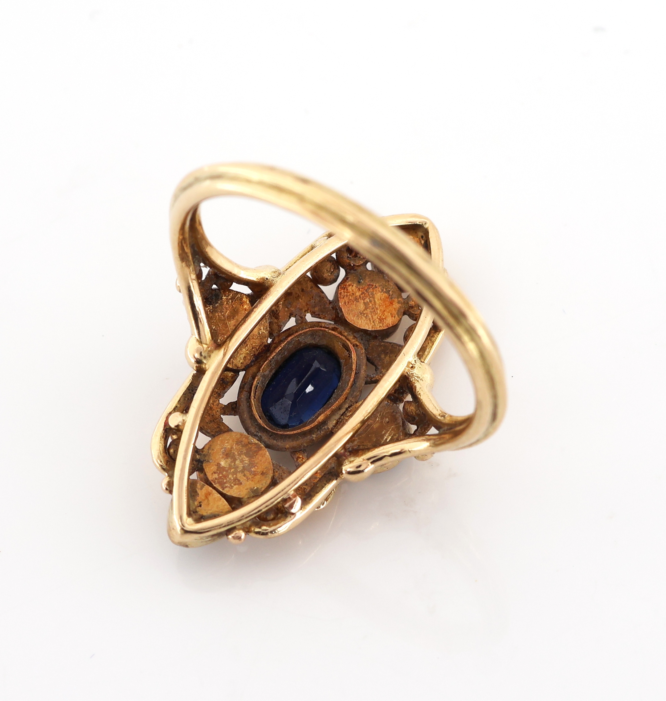 Detail d: 18 kt Gold Saphir-Diamant-Ring, um 1880/90, GG 750/000 gepr., ovalfacett. Saphir ca. 0.80 ct, 6 Diamantrosen zus. ca. 0.38 ct, zeittyp. verbödet, ...