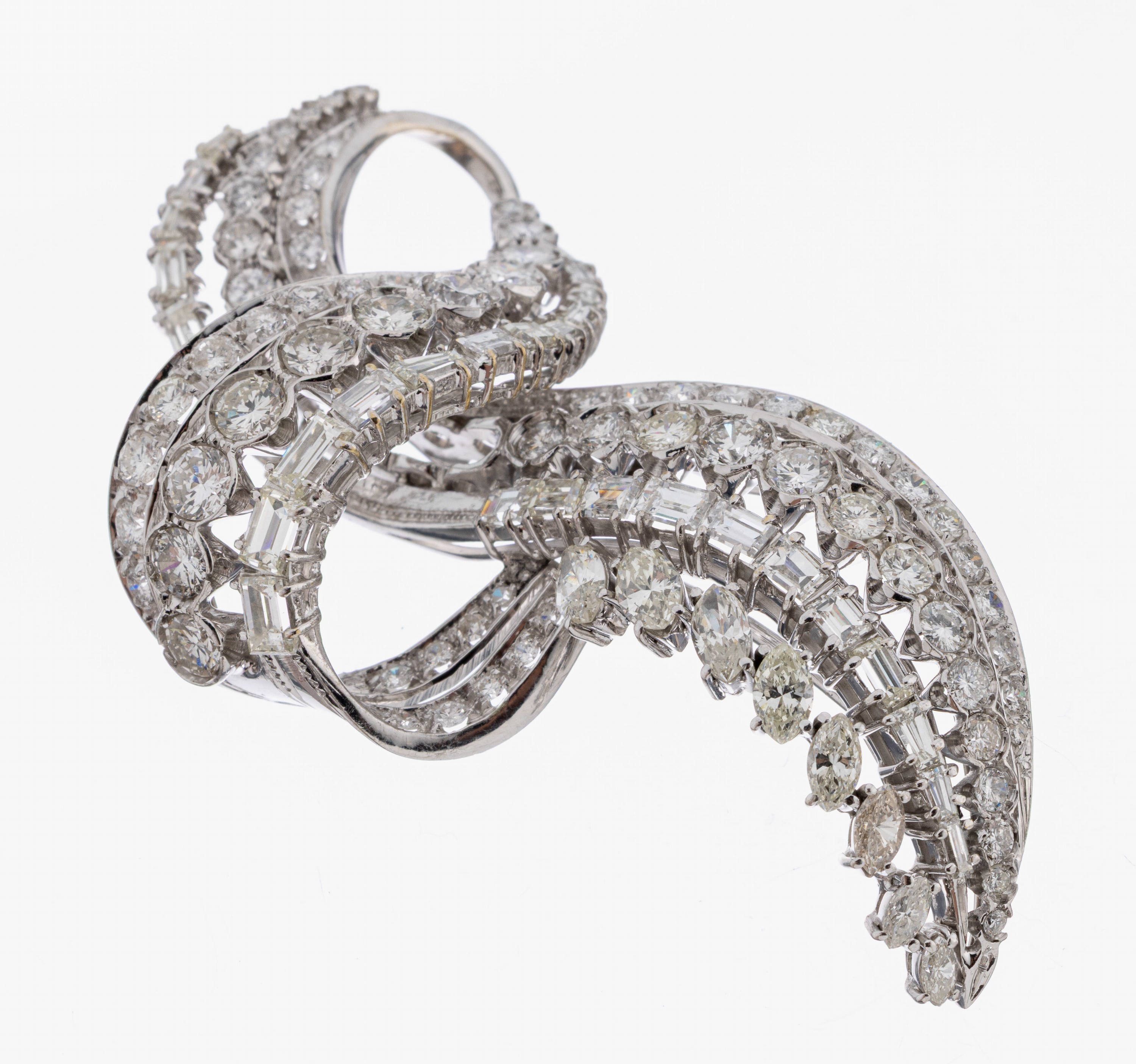 Image 27059354 - 18 kt Gold Diamant-Brosche, 1960er Jahre, WG 750/000, abstrakte Schleife, 134 ...