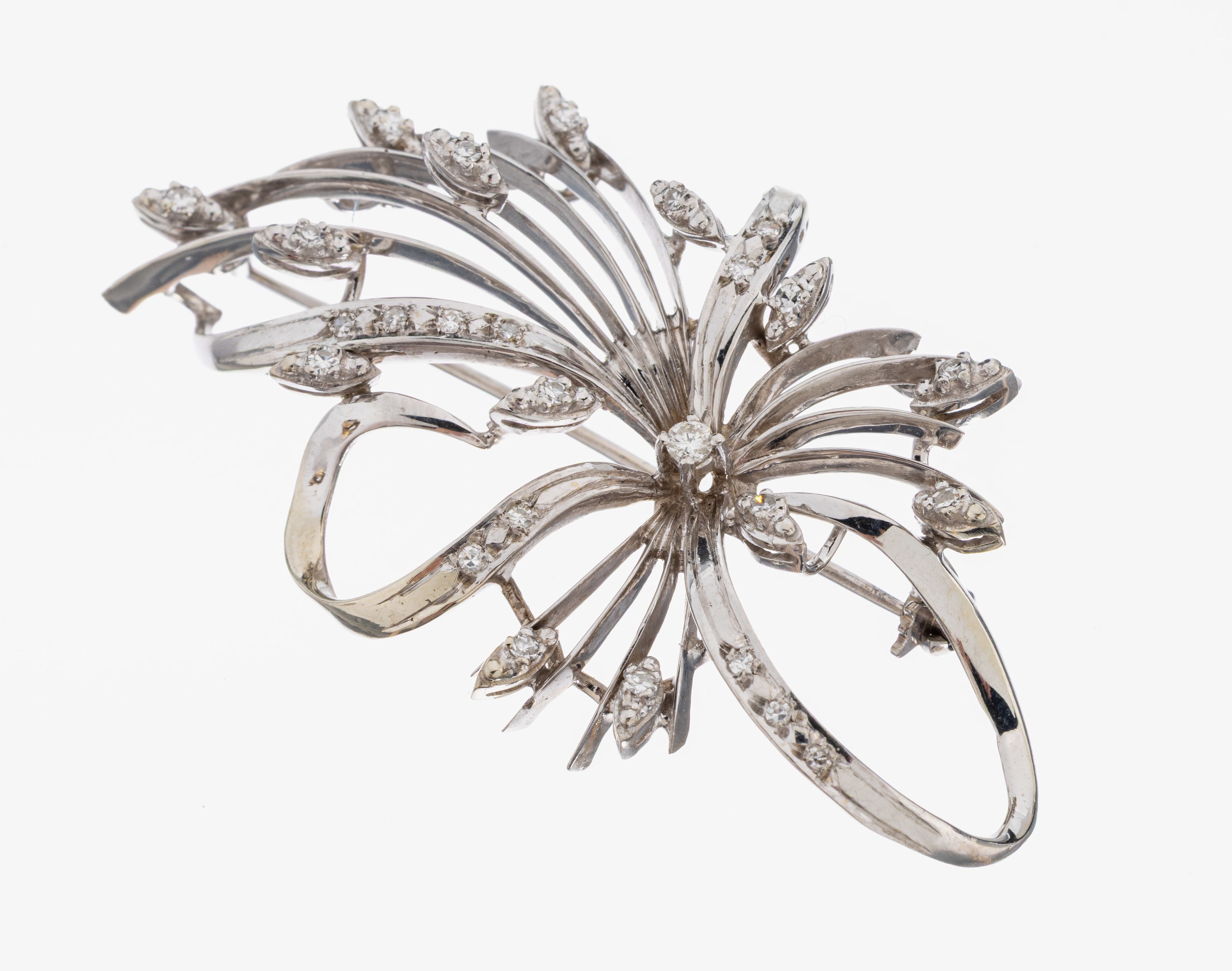 Image 27059356 - 18 kt gold diamond-brooch, 1960s-70s , WG 750/000, abstract blossom, brilliant and 8/8- ...