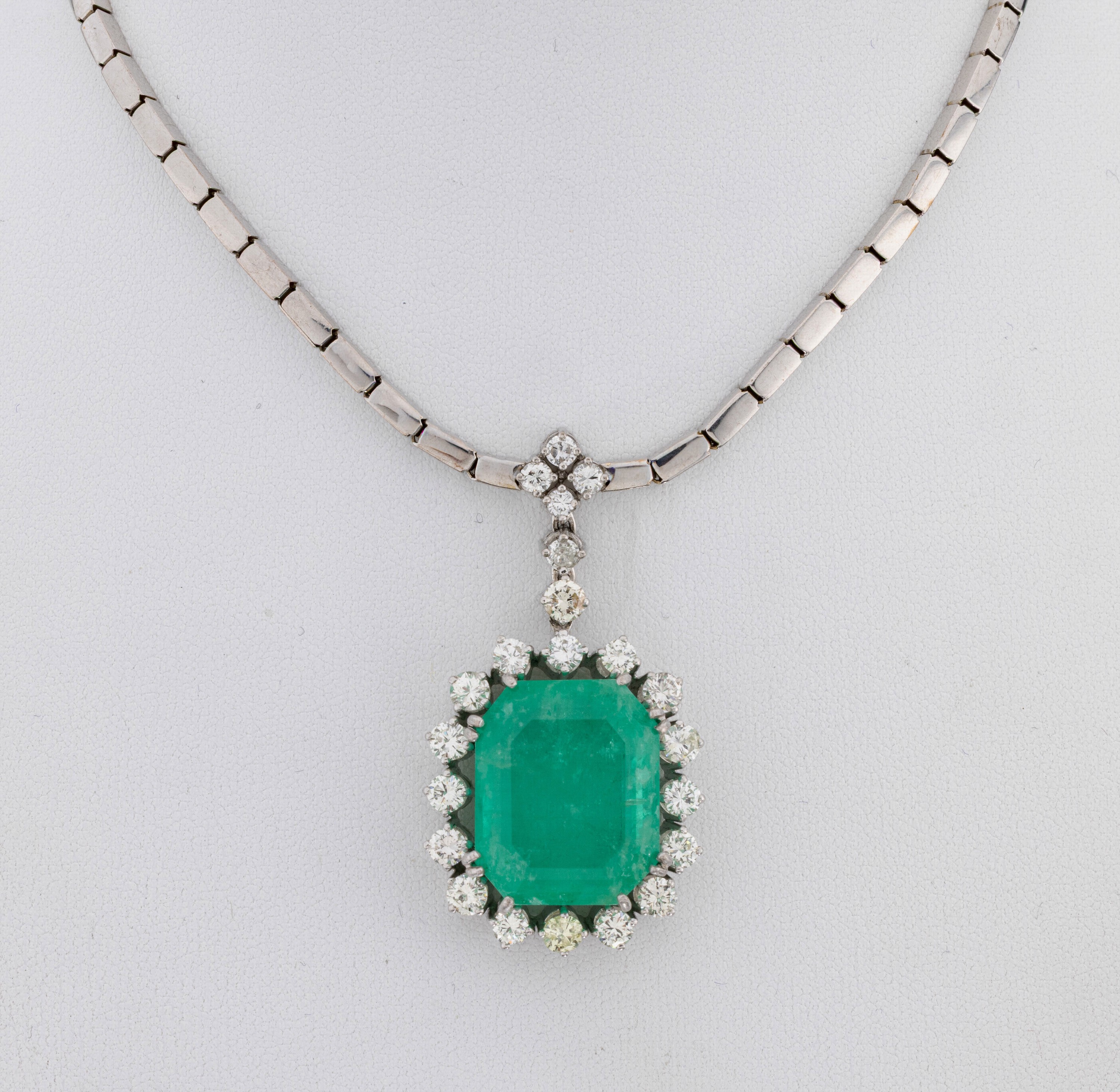 Image 27059360 - 14 kt Gold Smaragd-Brillant-Collier, 1970er Jahre, WG 585/000, Mittelteil mit bewegl. ...