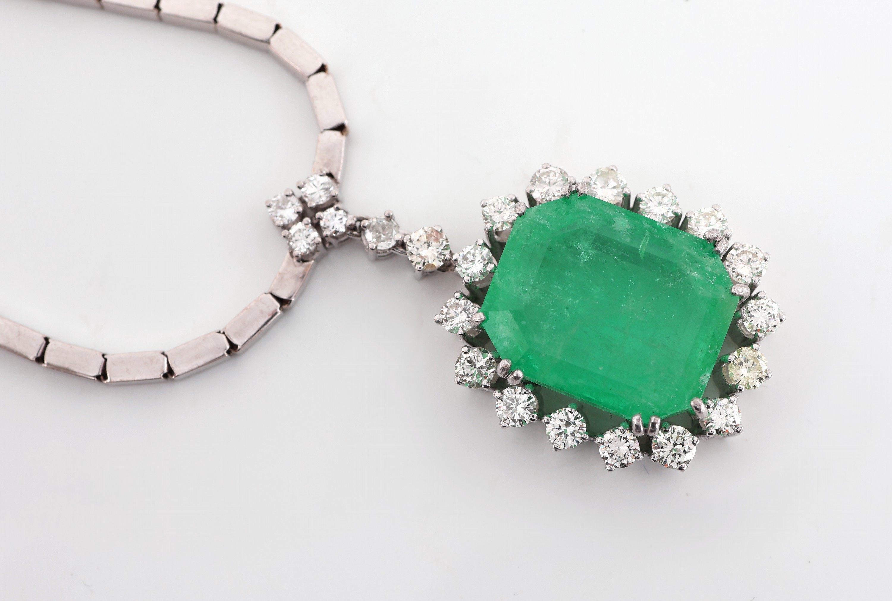 Detail b: 14 kt Gold Smaragd-Brillant-Collier, 1970er Jahre, WG 585/000, Mittelteil mit bewegl. Abhängung, Smaragd im Treppenschliff ca. 23.0 ct, 20 ...