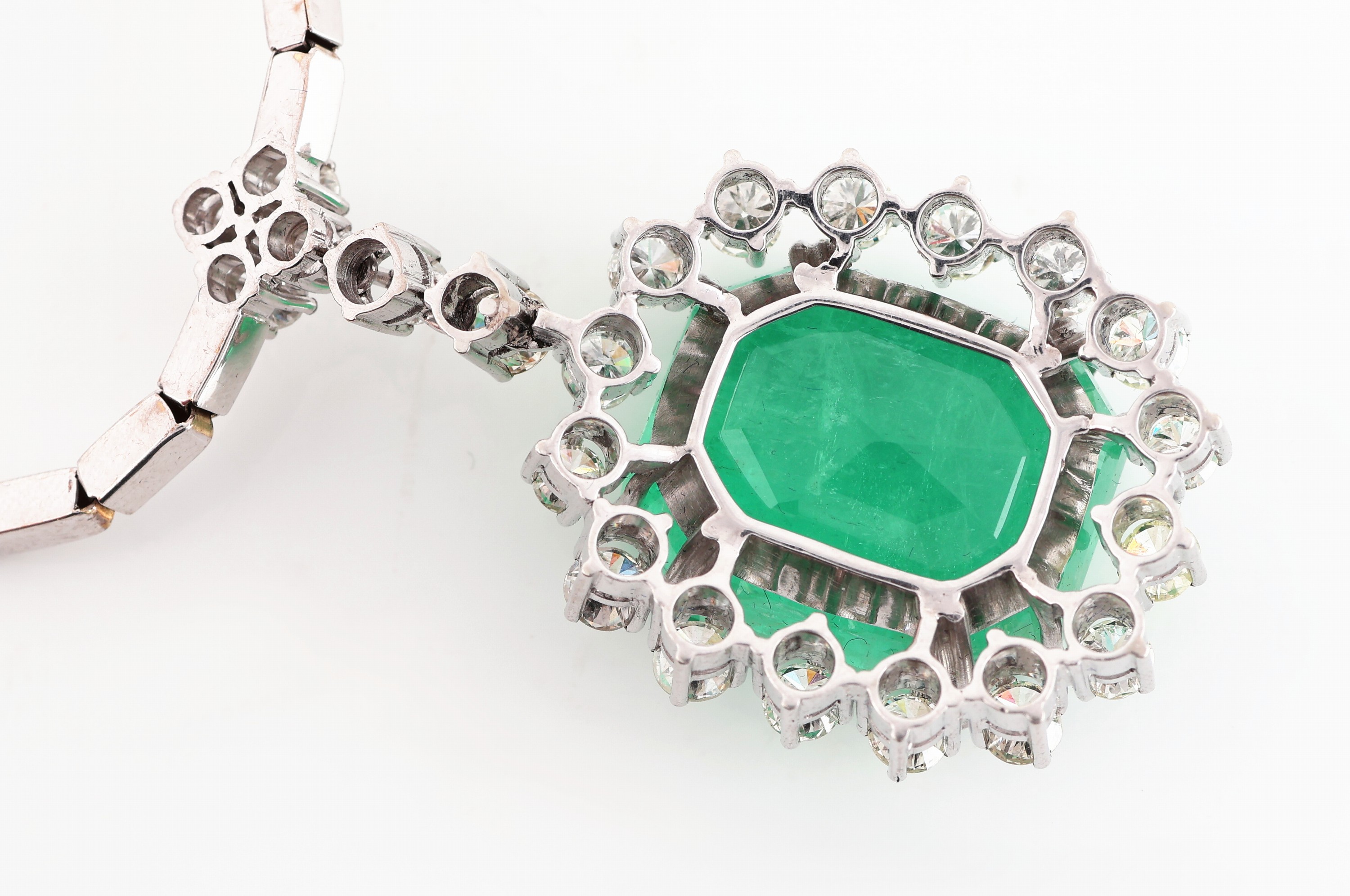 Detail c: 14 kt Gold Smaragd-Brillant-Collier, 1970er Jahre, WG 585/000, Mittelteil mit bewegl. Abhängung, Smaragd im Treppenschliff ca. 23.0 ct, 20 ...