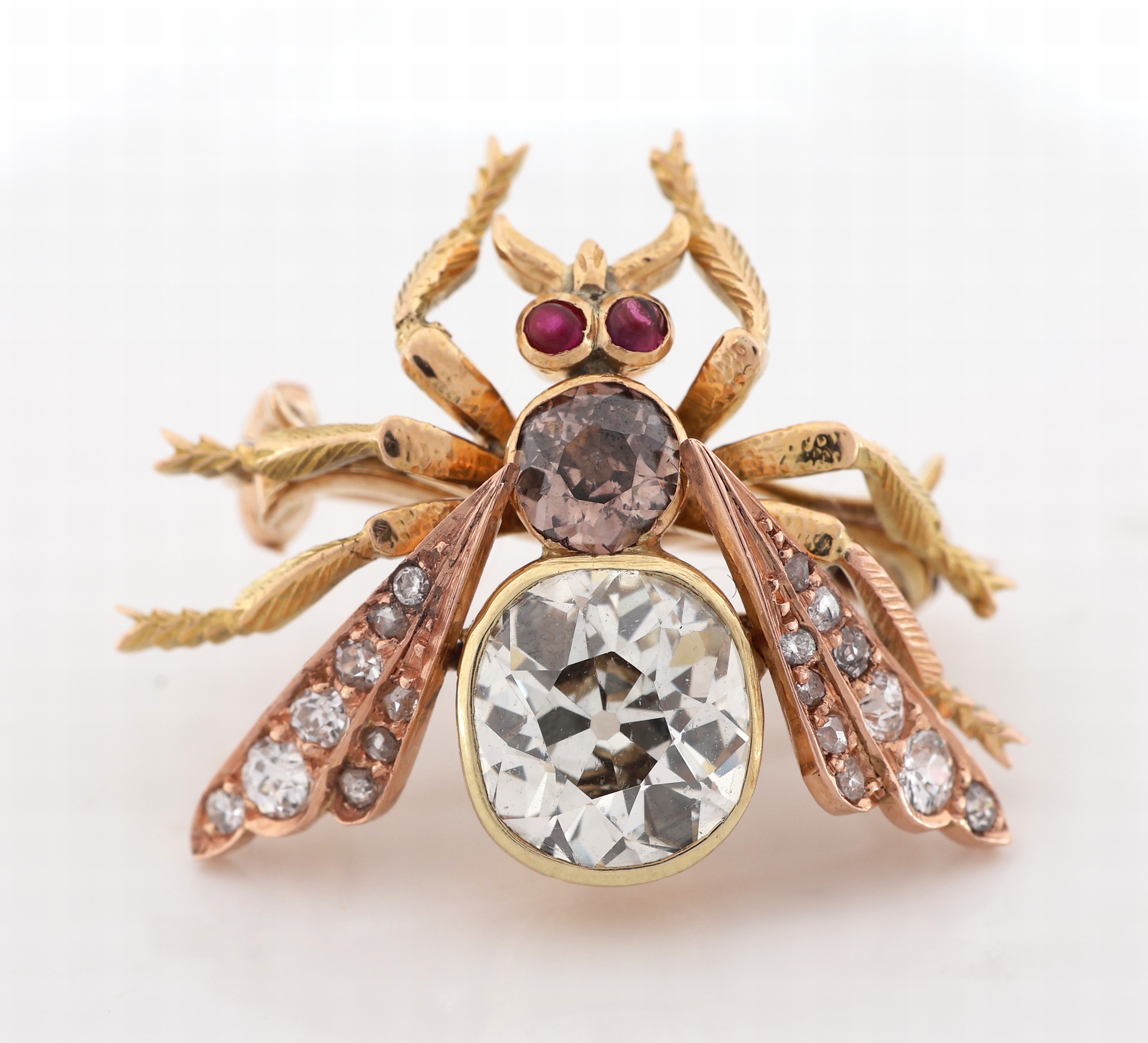 Detail a: 14 kt Gold Diamant-Rubin-Insektenbrosche, um 1920, GG 585/000 gepr., unterlegiert, Körper aus 2 Altschliffdiamanten zus. ca. 2.30 ct ...