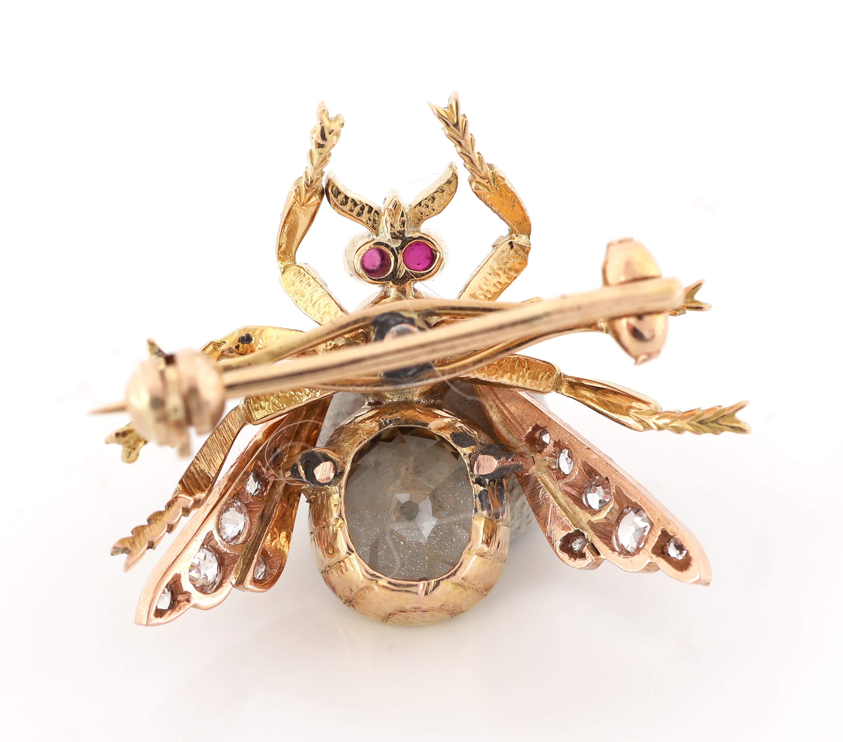 Detail b: 14 kt Gold Diamant-Rubin-Insektenbrosche, um 1920, GG 585/000 gepr., unterlegiert, Körper aus 2 Altschliffdiamanten zus. ca. 2.30 ct ...