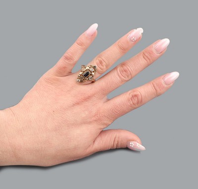 27059337a - 18 kt Gold Saphir-Diamant-Ring, um 1880/90, GG 750/000 gepr., ovalfacett. Saphir ca. ...