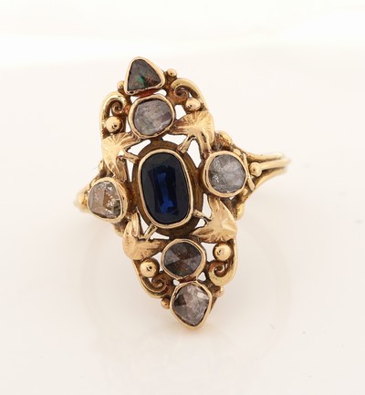 27059337b - 18 kt Gold Saphir-Diamant-Ring, um 1880/90, GG 750/000 gepr., ovalfacett. Saphir ca. ...