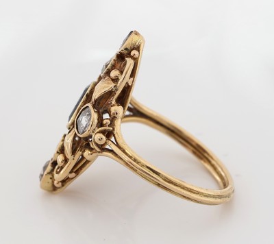 27059337c - 18 kt Gold Saphir-Diamant-Ring, um 1880/90, GG 750/000 gepr., ovalfacett. Saphir ca. ...