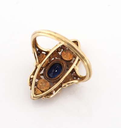 27059337d - 18 kt Gold Saphir-Diamant-Ring, um 1880/90, GG 750/000 gepr., ovalfacett. Saphir ca. ...
