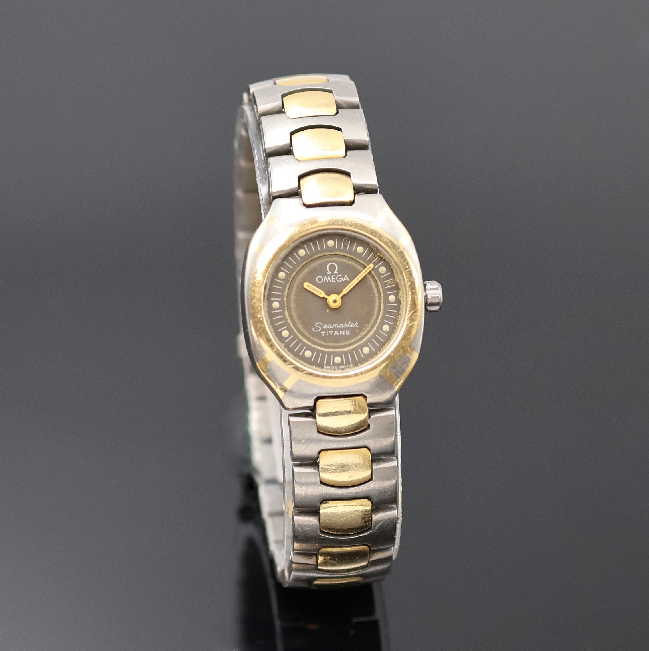 Detail a: OMEGA Seamaster Polaris Damenarmbanduhr in Titan/Gold Referenz 795.1031, Schweiz um 1990, quarz, Boden aufgedr., orig. Gliederband m. dopp. ...