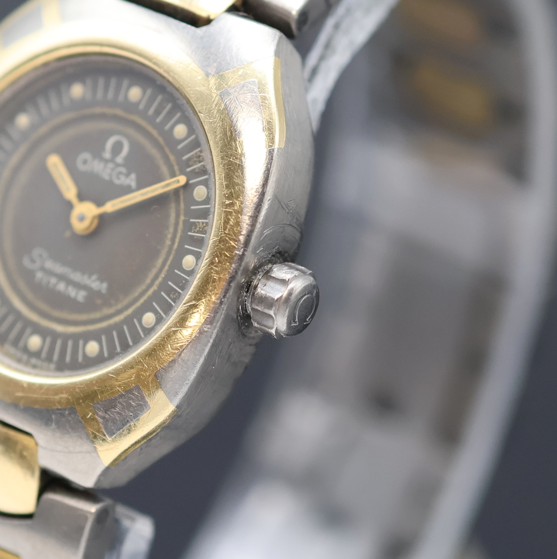 Detail c: OMEGA Seamaster Polaris Damenarmbanduhr in Titan/Gold Referenz 795.1031, Schweiz um 1990, quarz, Boden aufgedr., orig. Gliederband m. dopp. ...