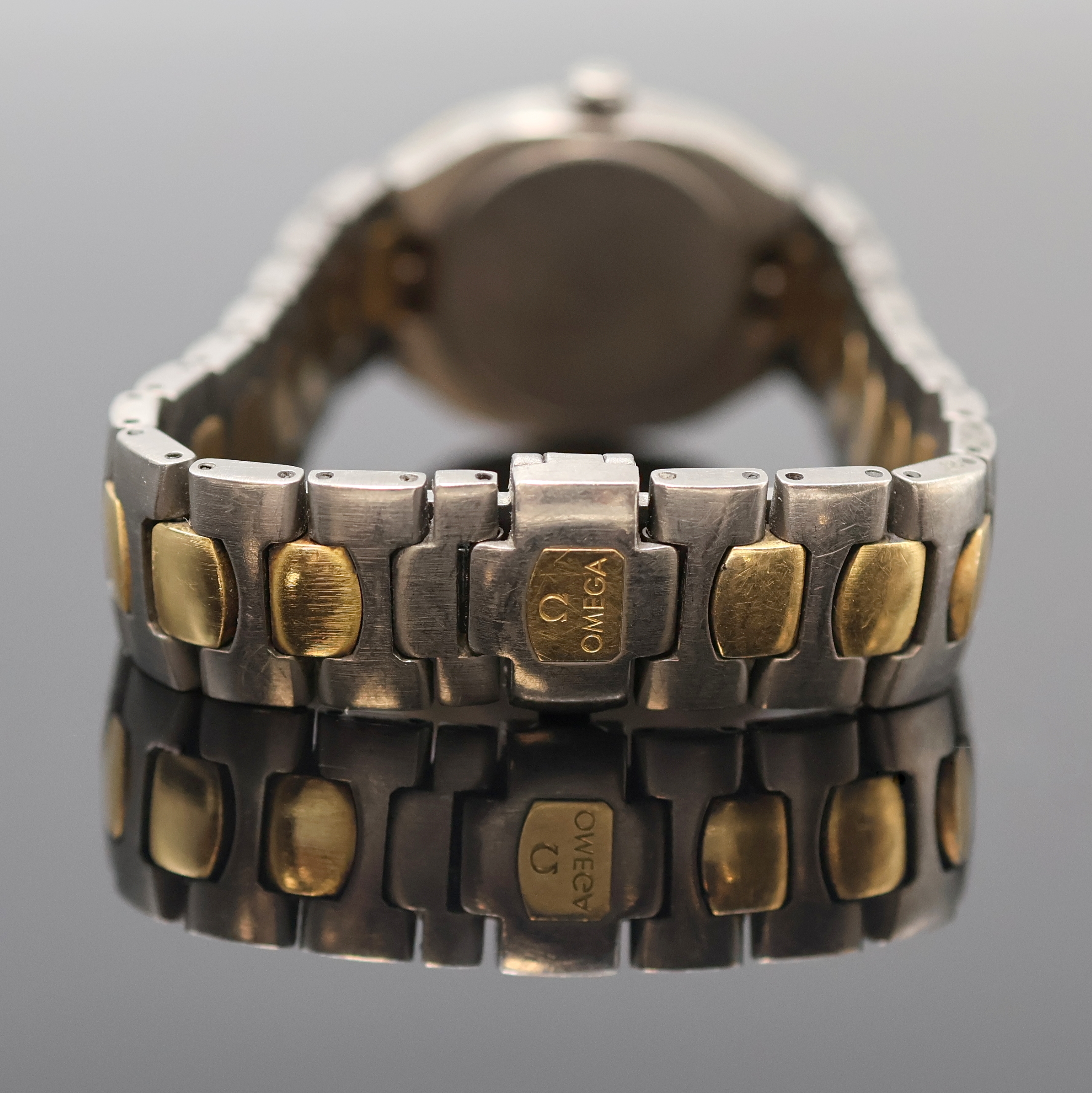 Detail d: OMEGA Seamaster Polaris Damenarmbanduhr in Titan/Gold Referenz 795.1031, Schweiz um 1990, quarz, Boden aufgedr., orig. Gliederband m. dopp. ...