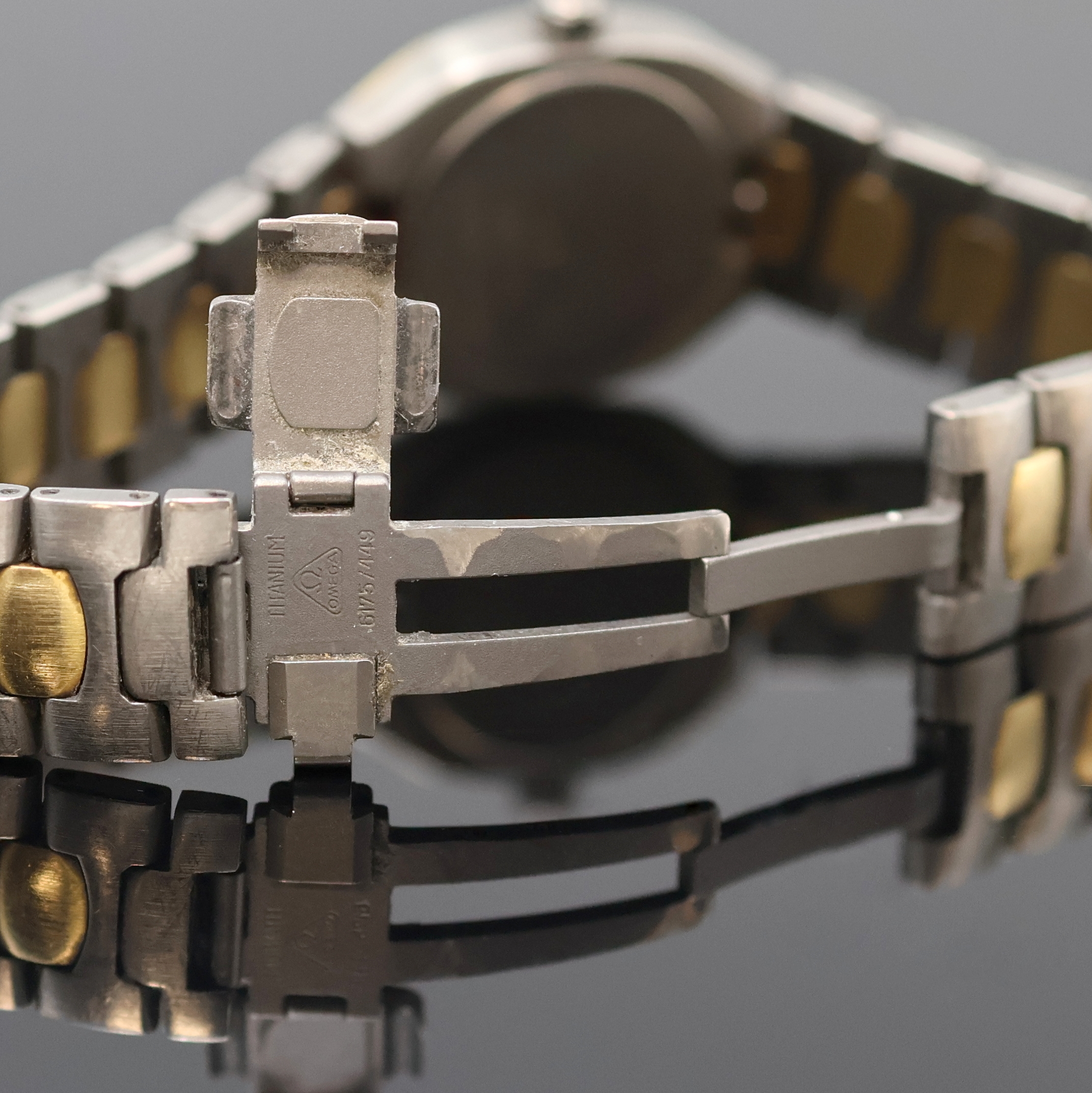 Detail e: OMEGA Seamaster Polaris Damenarmbanduhr in Titan/Gold Referenz 795.1031, Schweiz um 1990, quarz, Boden aufgedr., orig. Gliederband m. dopp. ...
