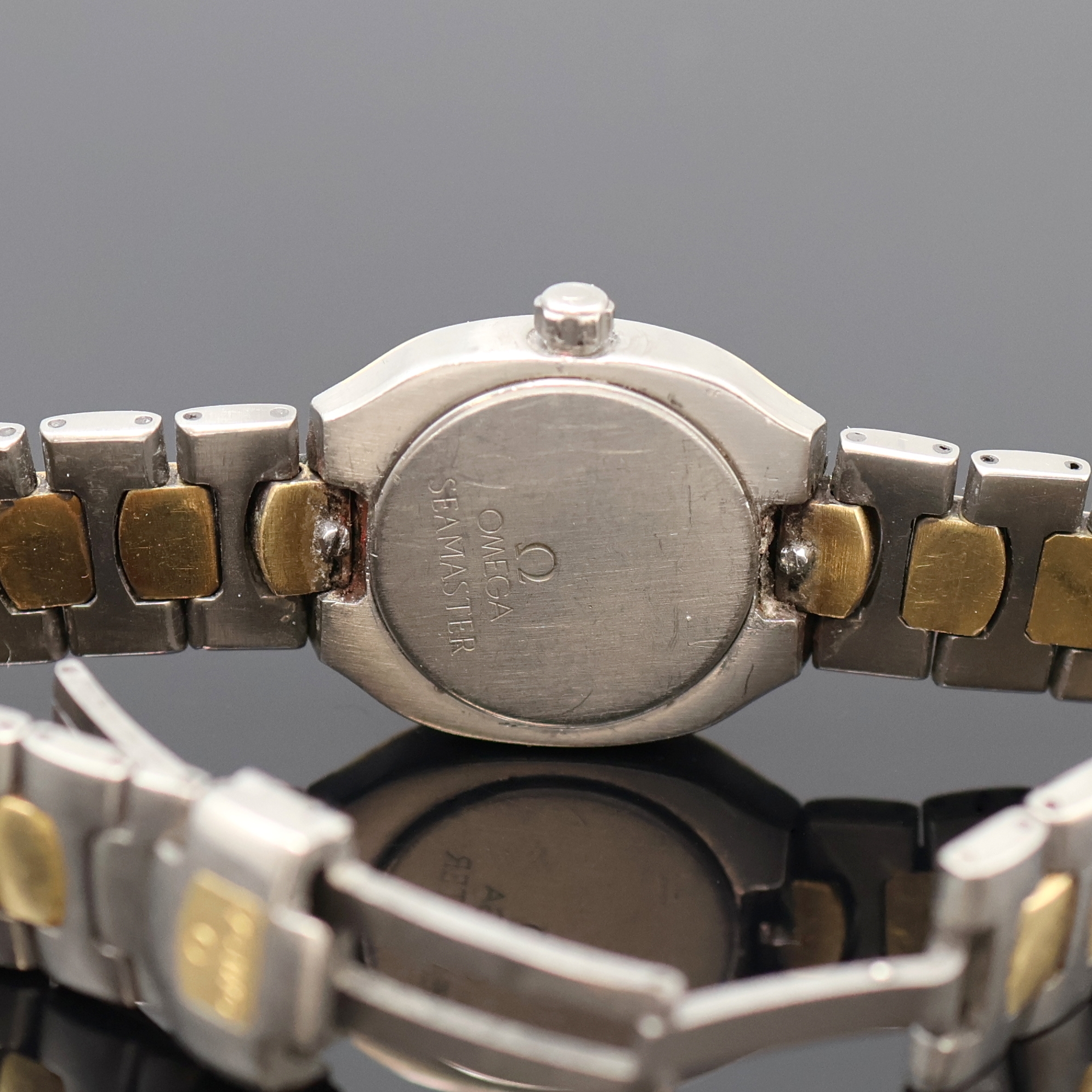 Detail f: OMEGA Seamaster Polaris Damenarmbanduhr in Titan/Gold Referenz 795.1031, Schweiz um 1990, quarz, Boden aufgedr., orig. Gliederband m. dopp. ...