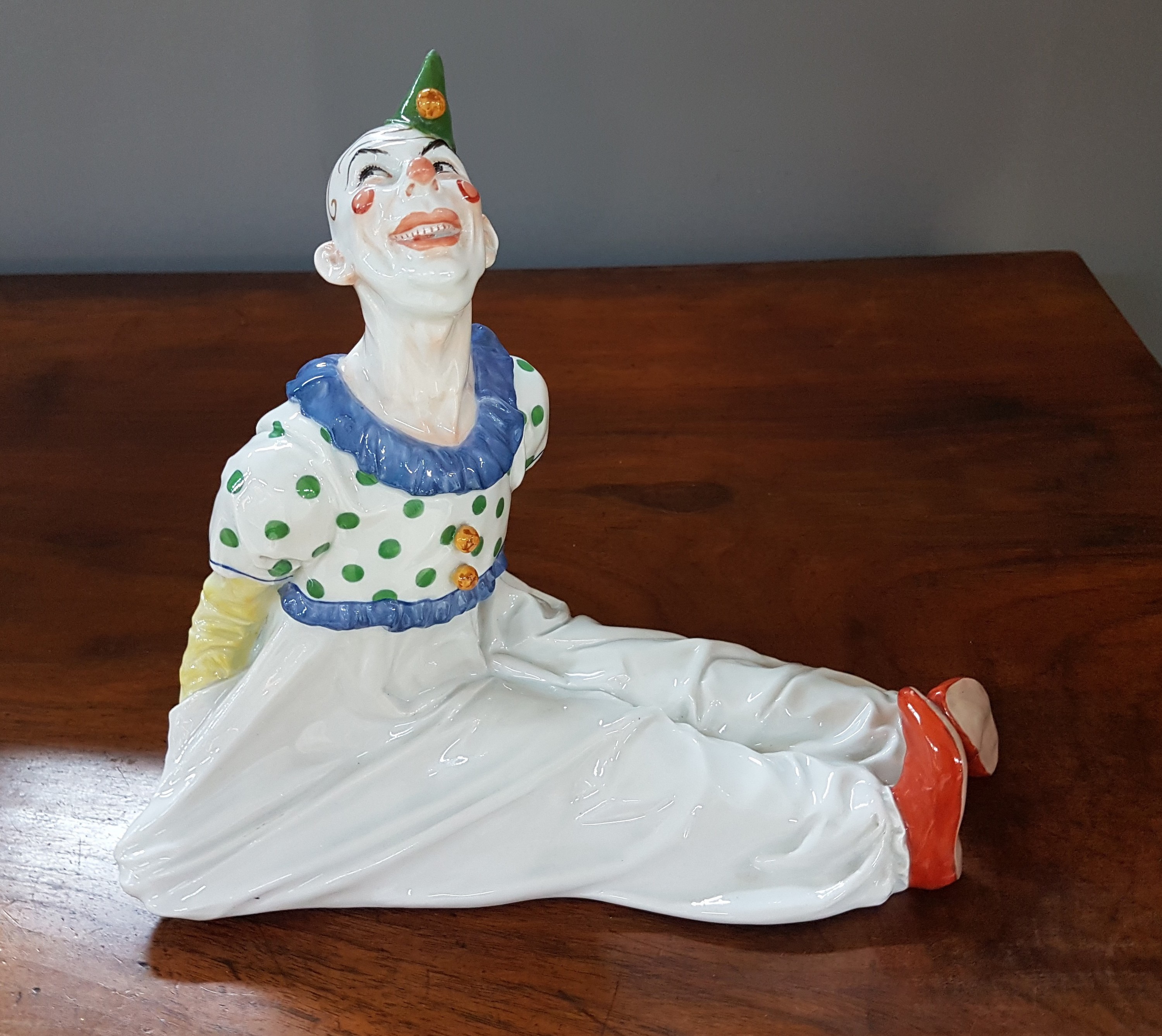 Detail a: Jugendstil Porzellanfigur sitzender Clown, Meissen, Entw. Martin Wiegand, Knaufzeit bzw. 1906-09, Porzellan, farbig staffiert, Hut restauriert, ...