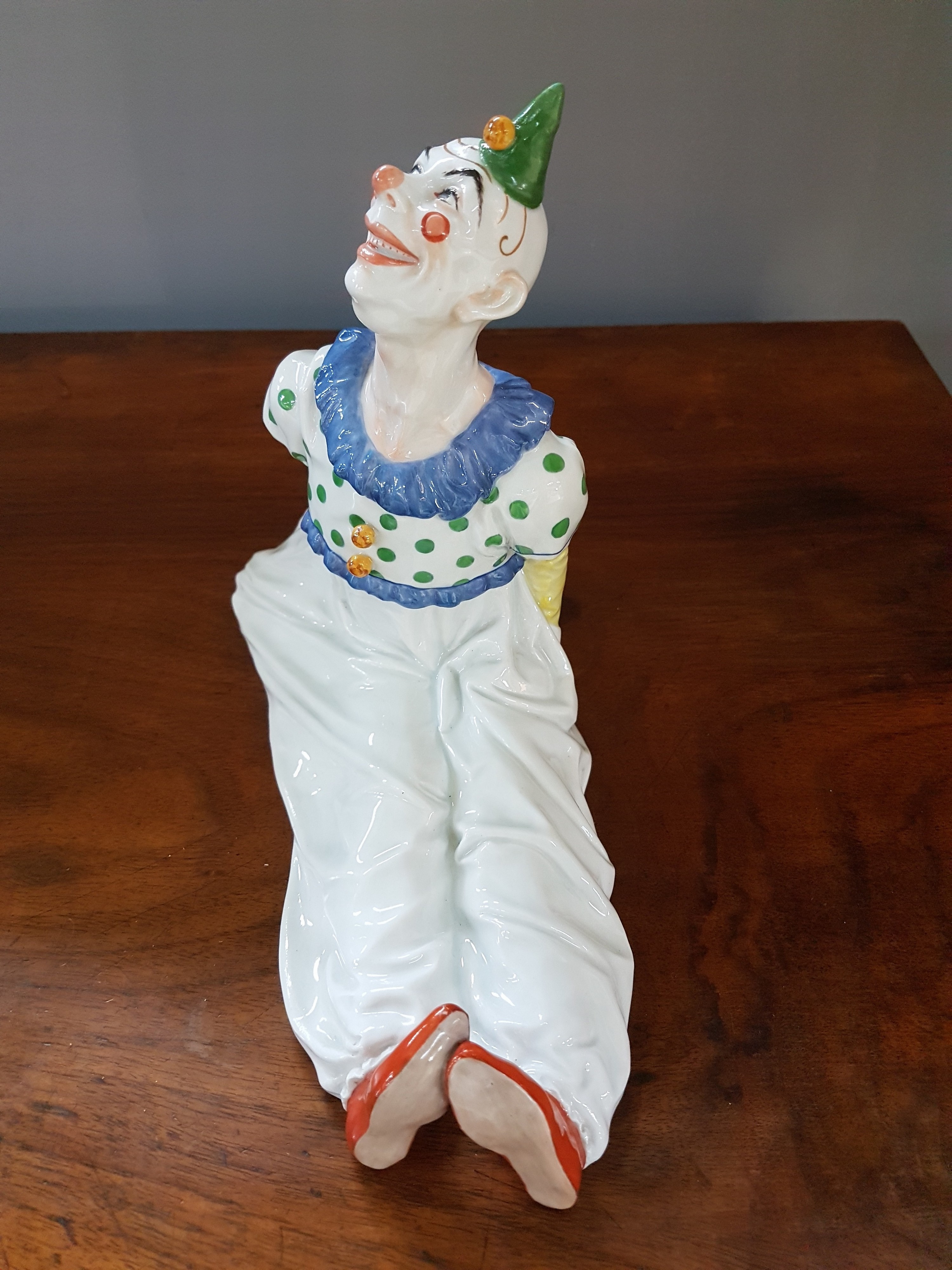 Detail b: Jugendstil Porzellanfigur sitzender Clown, Meissen, Entw. Martin Wiegand, Knaufzeit bzw. 1906-09, Porzellan, farbig staffiert, Hut restauriert, ...