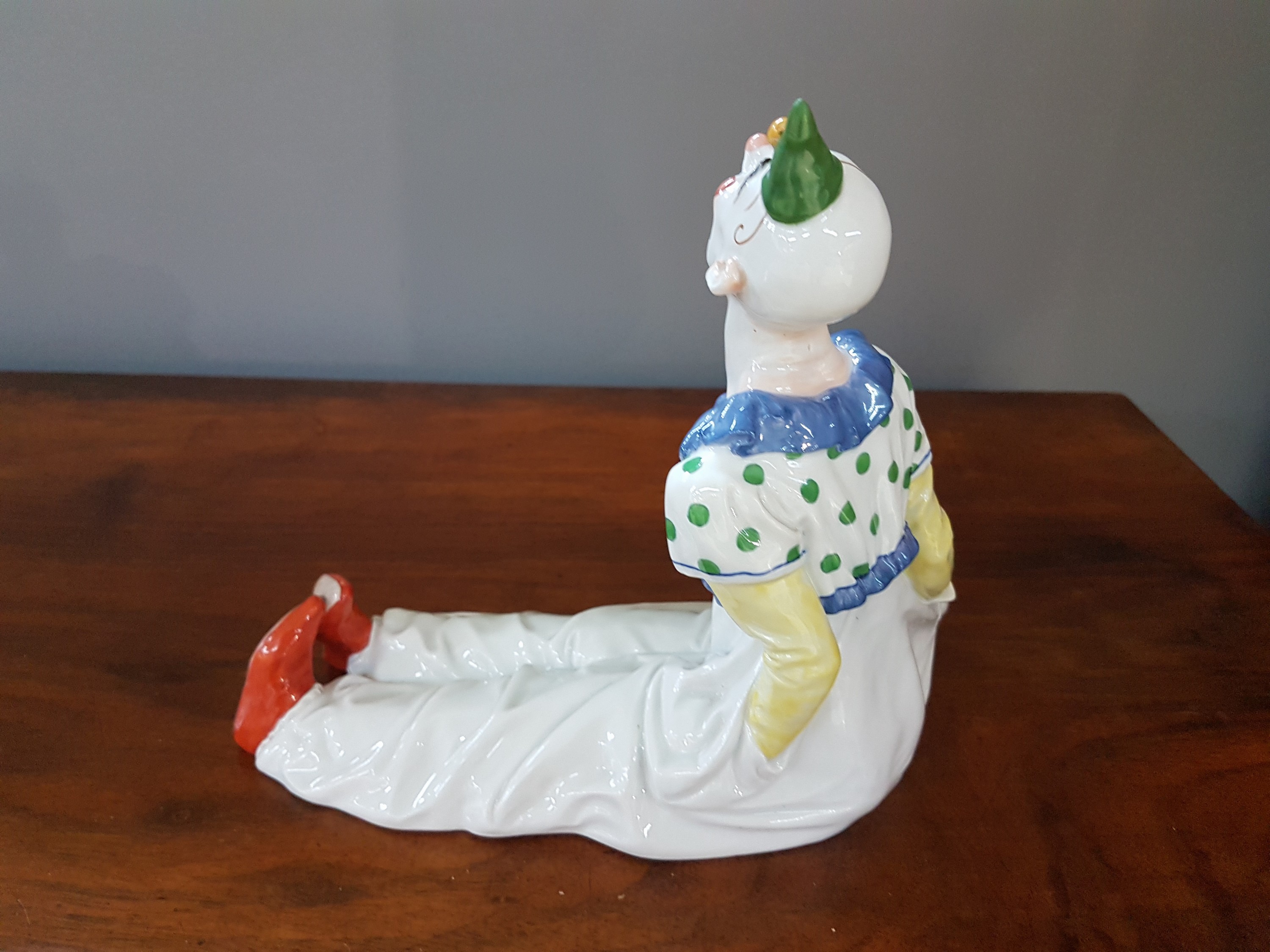 Detail c: Jugendstil Porzellanfigur sitzender Clown, Meissen, Entw. Martin Wiegand, Knaufzeit bzw. 1906-09, Porzellan, farbig staffiert, Hut restauriert, ...