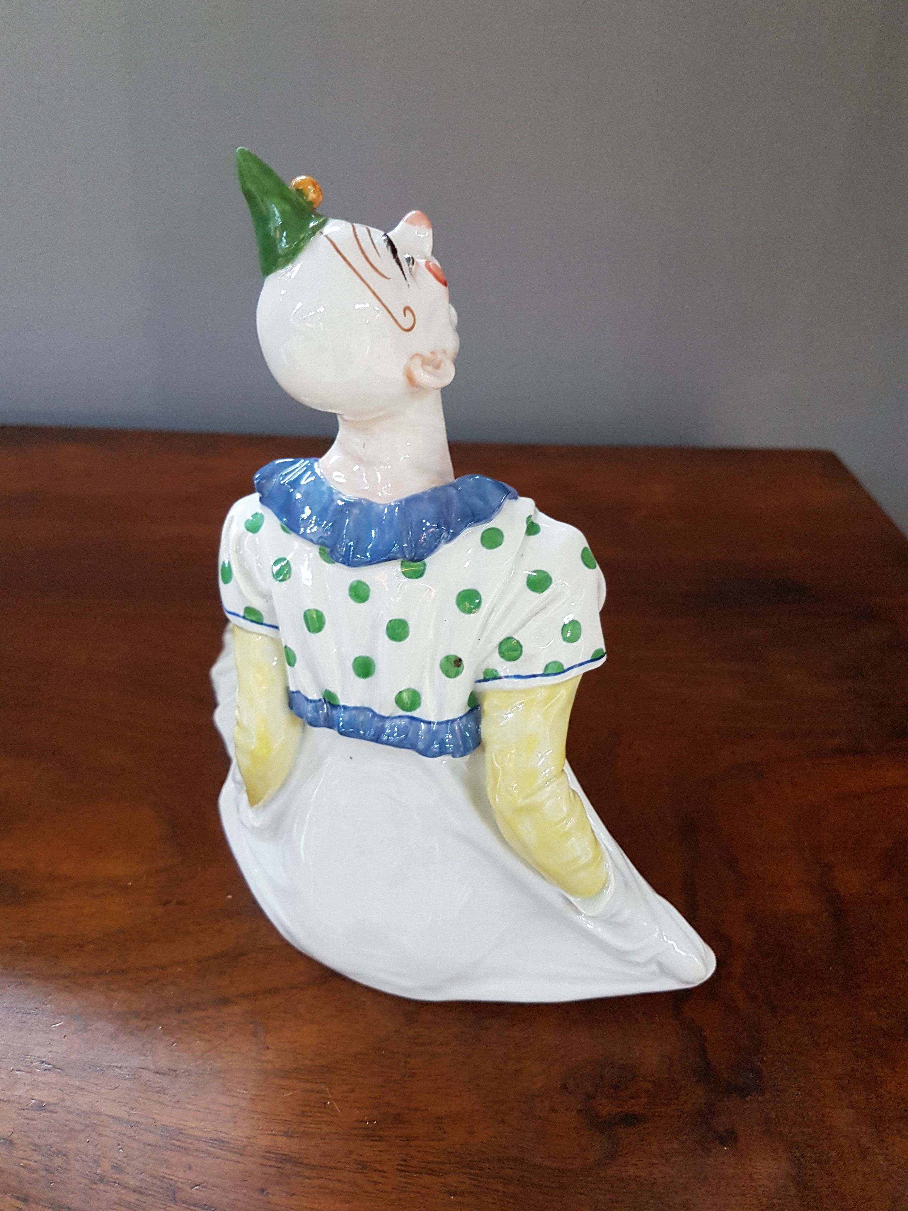 Detail d: Jugendstil Porzellanfigur sitzender Clown, Meissen, Entw. Martin Wiegand, Knaufzeit bzw. 1906-09, Porzellan, farbig staffiert, Hut restauriert, ...