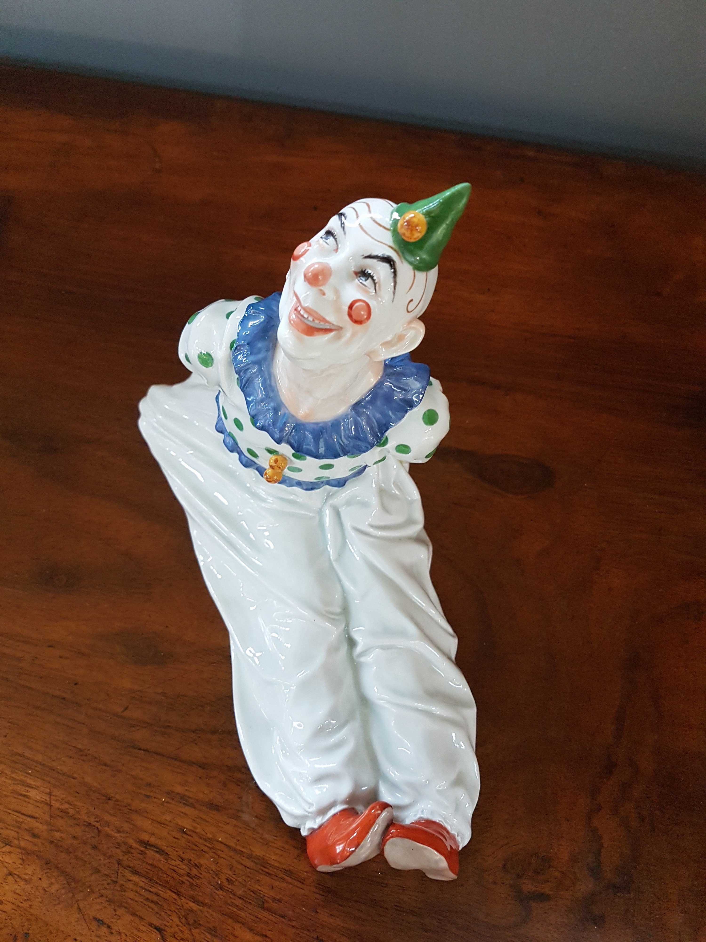 Detail e: Jugendstil Porzellanfigur sitzender Clown, Meissen, Entw. Martin Wiegand, Knaufzeit bzw. 1906-09, Porzellan, farbig staffiert, Hut restauriert, ...