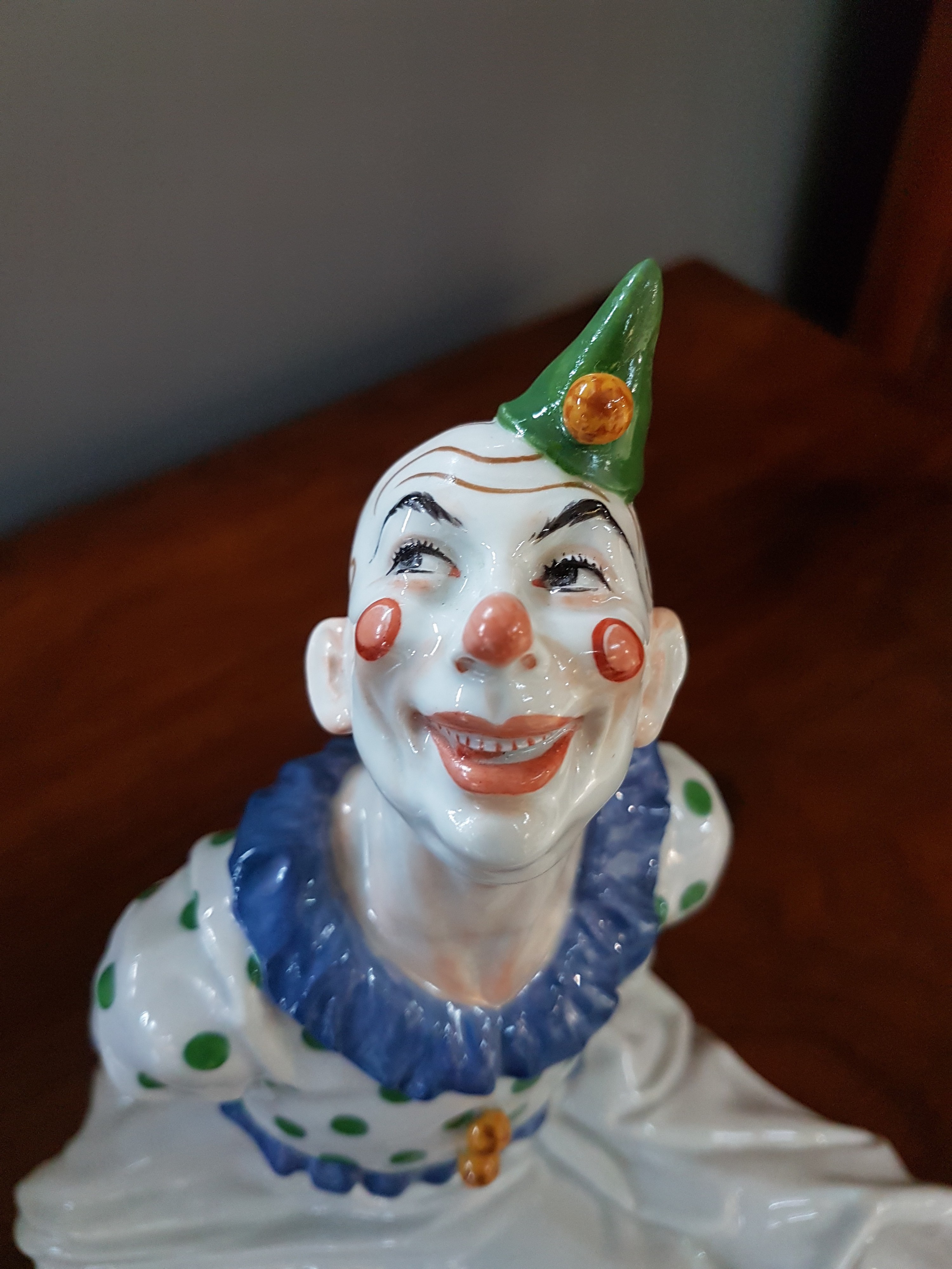 Detail f: Jugendstil Porzellanfigur sitzender Clown, Meissen, Entw. Martin Wiegand, Knaufzeit bzw. 1906-09, Porzellan, farbig staffiert, Hut restauriert, ...