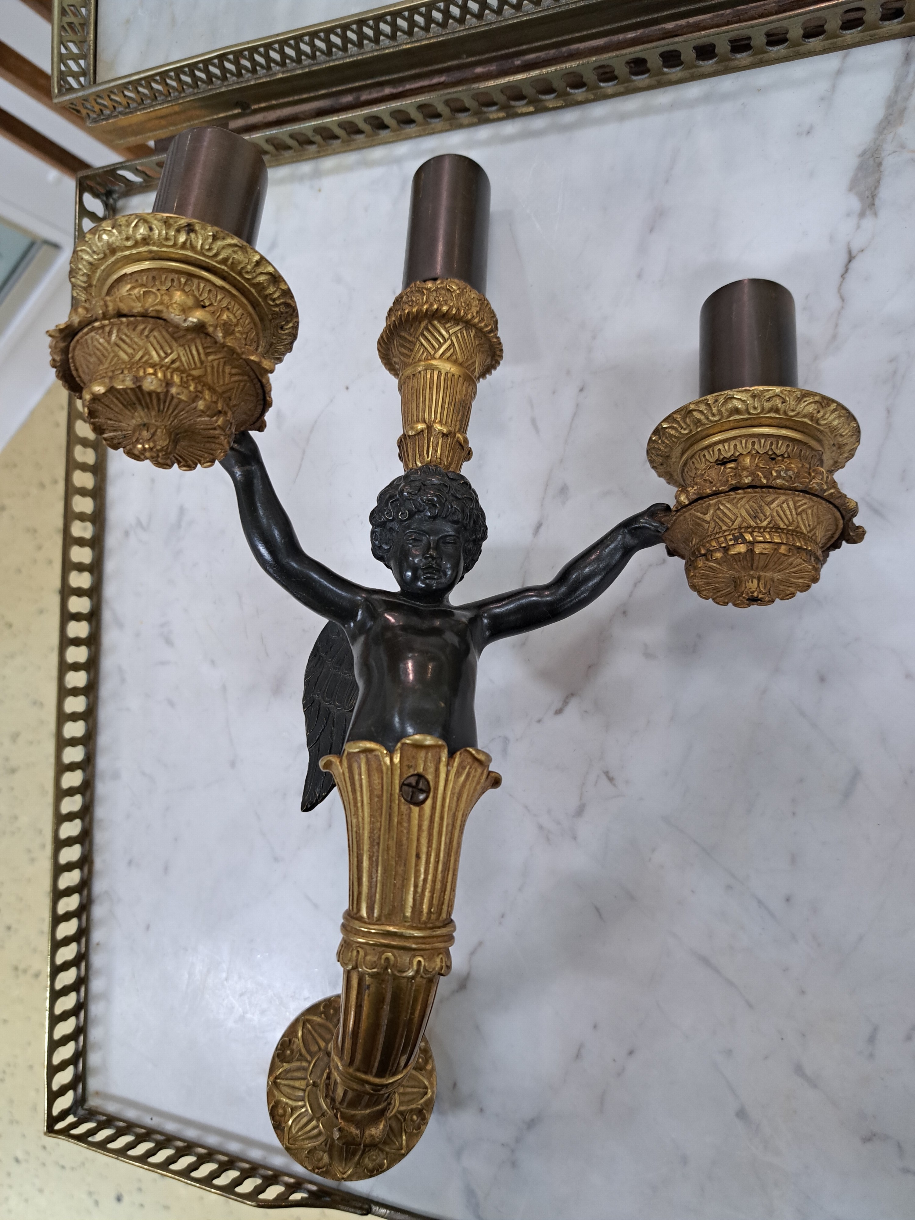 Detail a: Paar Wandleuchter im Empirestil, Frankreich, ausgehendes 19.Jh., Bronze, typ. Stilelemente des Empire, je eine Amorette mit drei Kerzenhaltern in ...