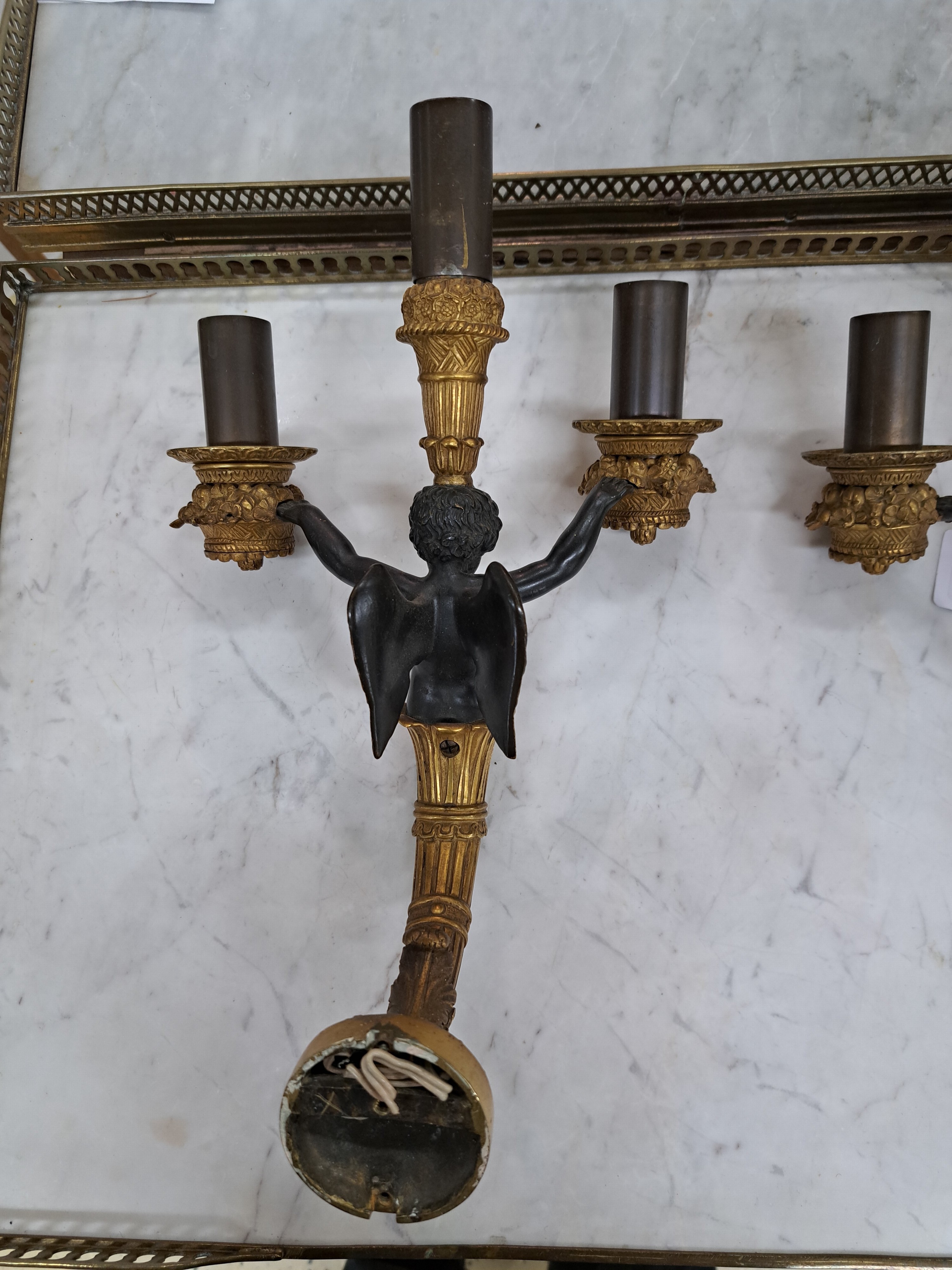 Detail c: Paar Wandleuchter im Empirestil, Frankreich, ausgehendes 19.Jh., Bronze, typ. Stilelemente des Empire, je eine Amorette mit drei Kerzenhaltern in ...